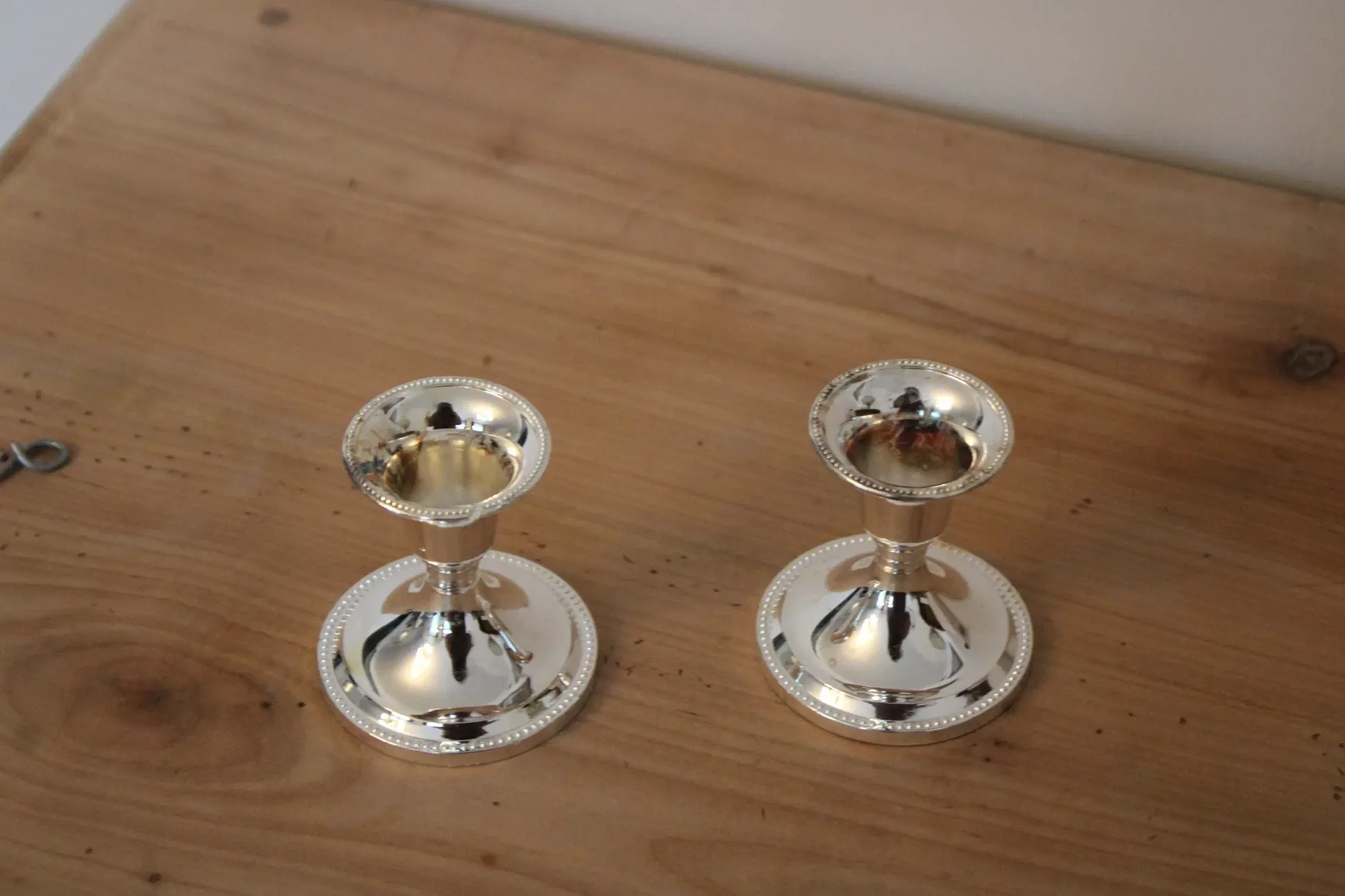 Pair of small silver candle holders with beaded borders – With Boursault box – H 7 cm