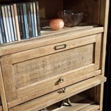 Trade cabinet with flaps