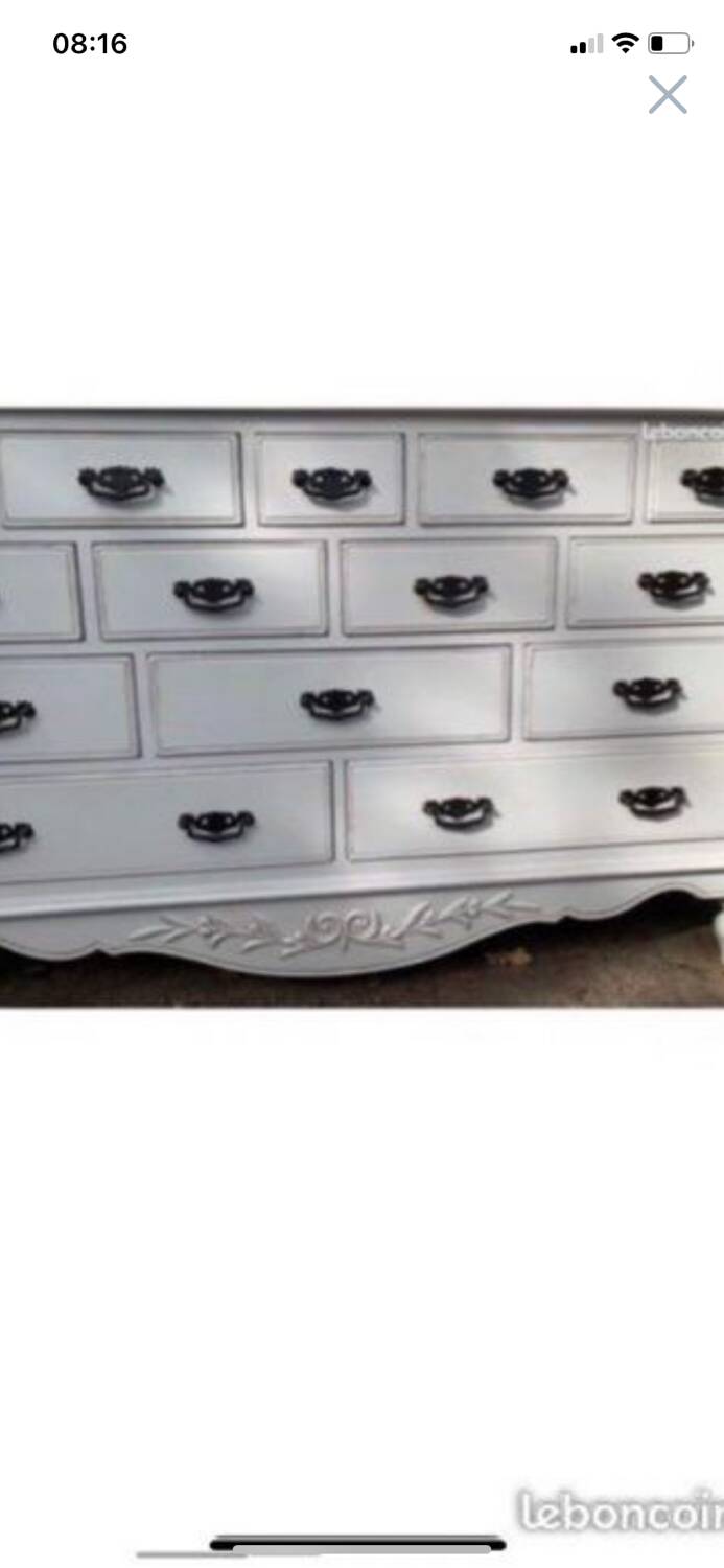 Dresser/set of drawers and its table lamps
