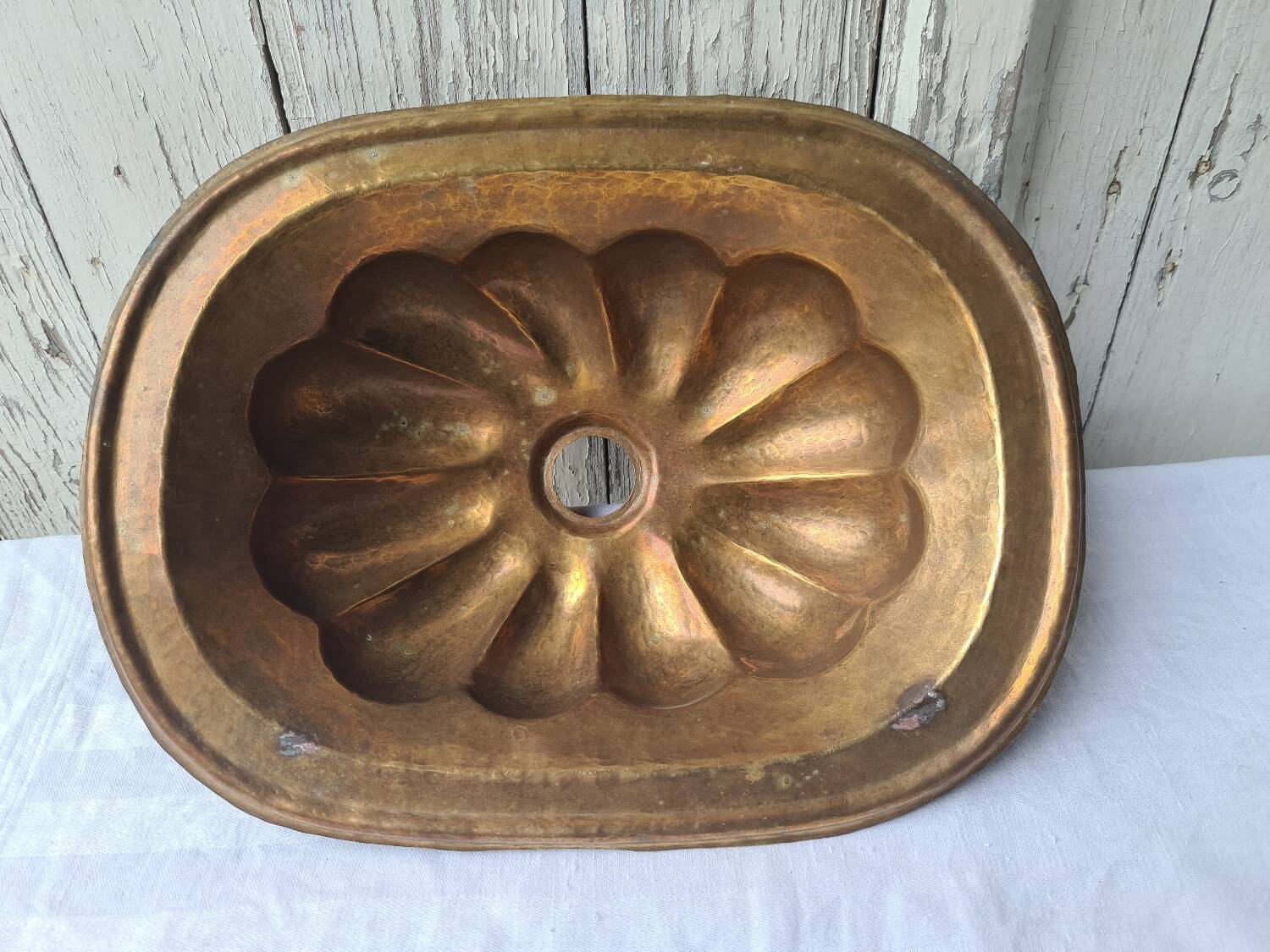 Basin, hammered copper shell hand basin
