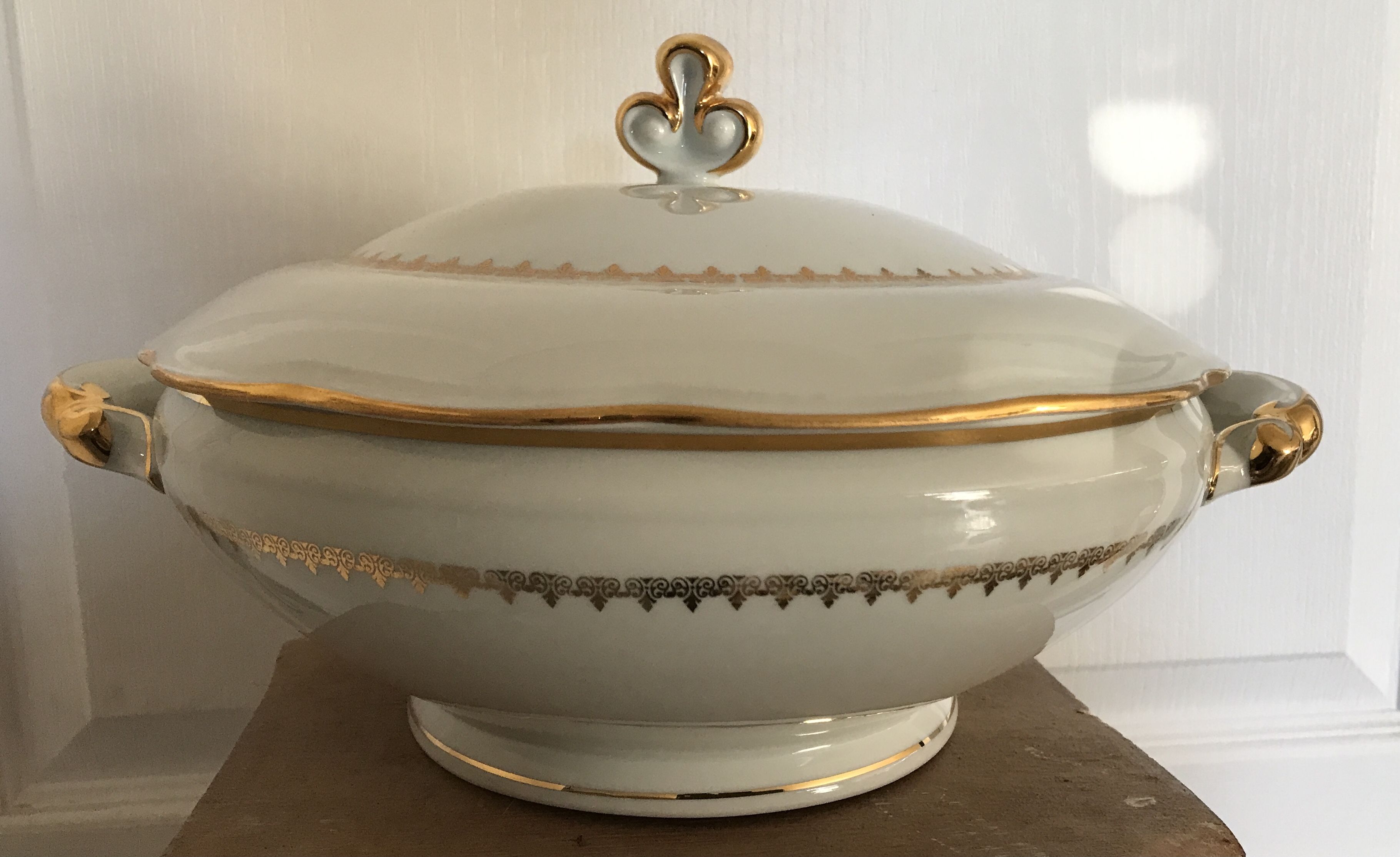 Soup bowl in white porcelain paste and enamels of limoges finish gilding