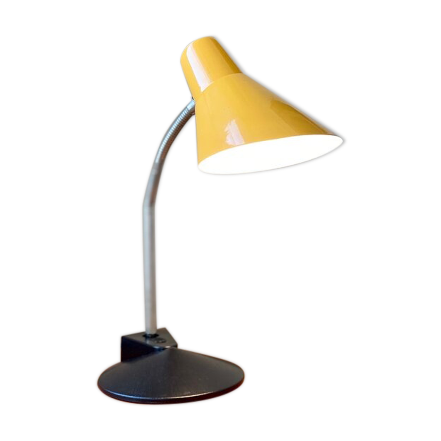 Articulated desk lamp