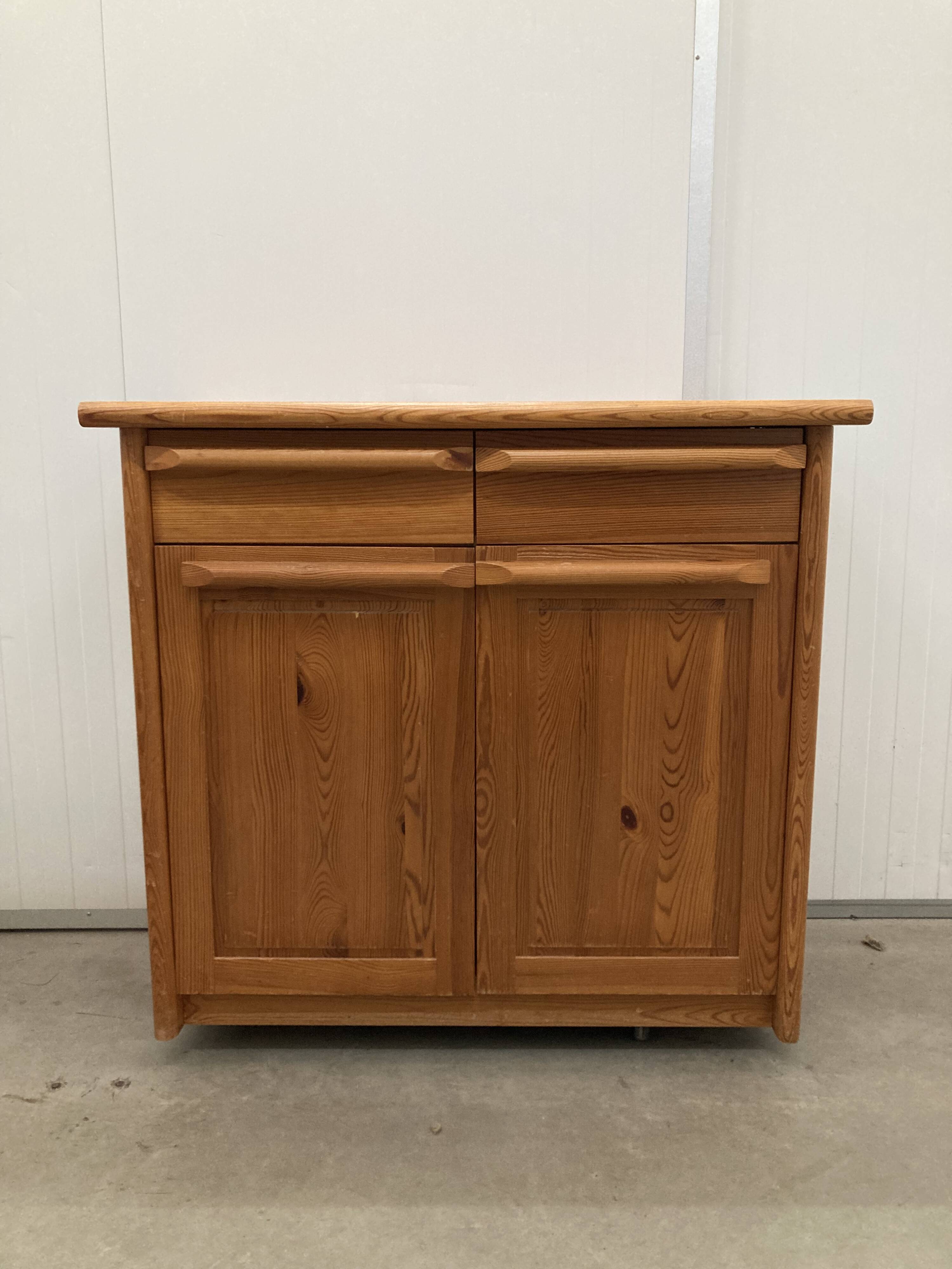 Buffet vintage en pin des années 70