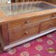 Table basse à plateau en verre biseauté et 3 tiroirs traversants