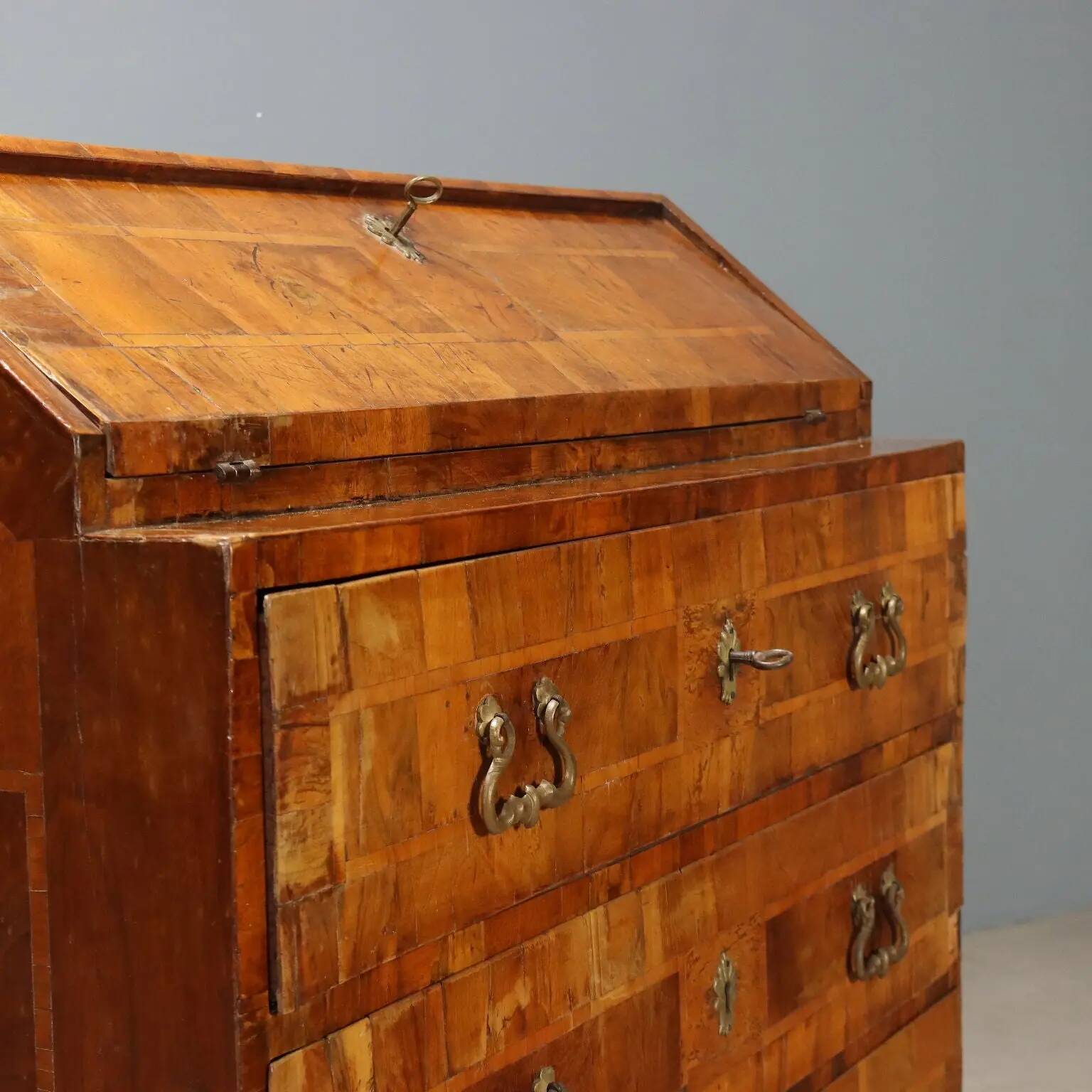 Walnut desk - Italy 18th century