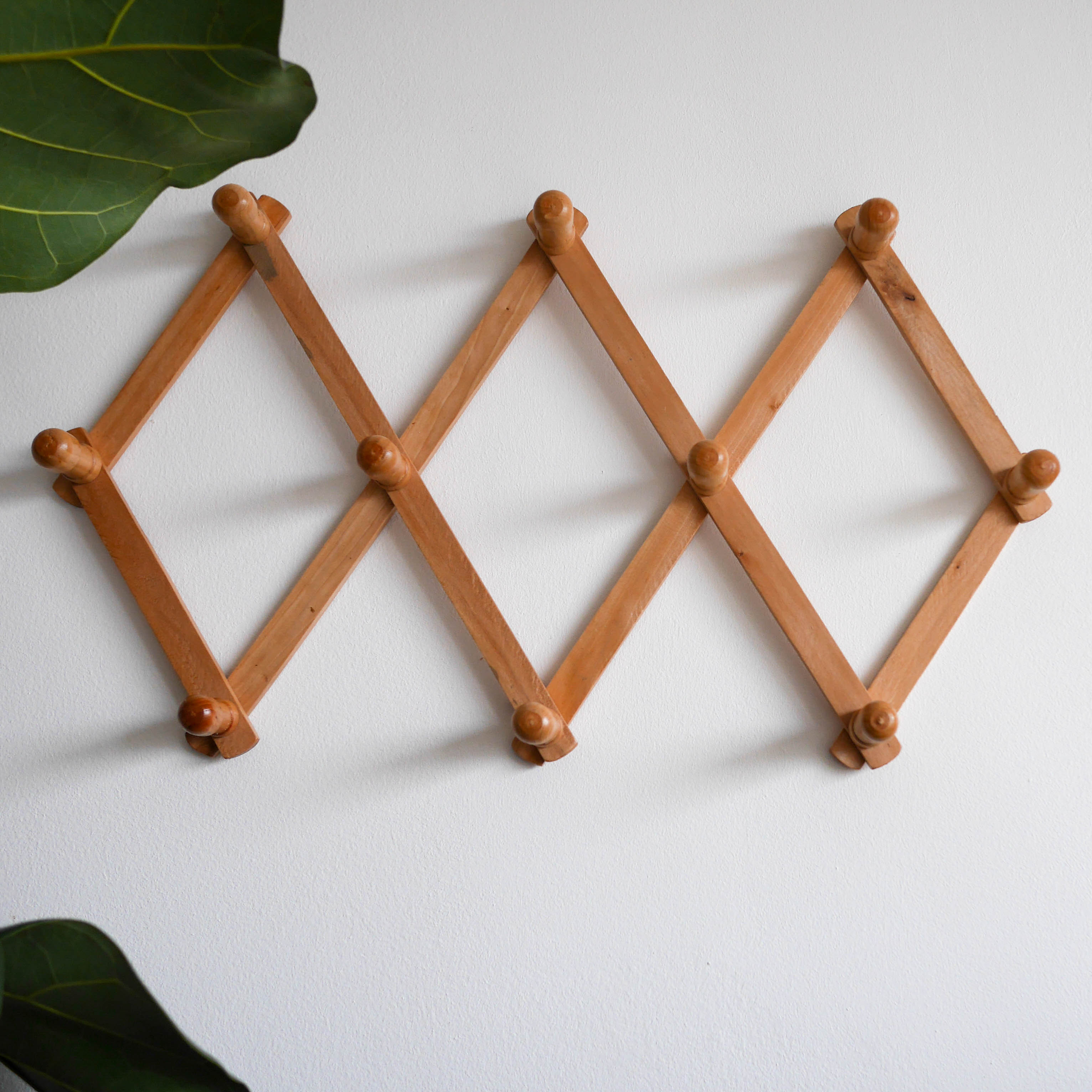 Accordion coat rack