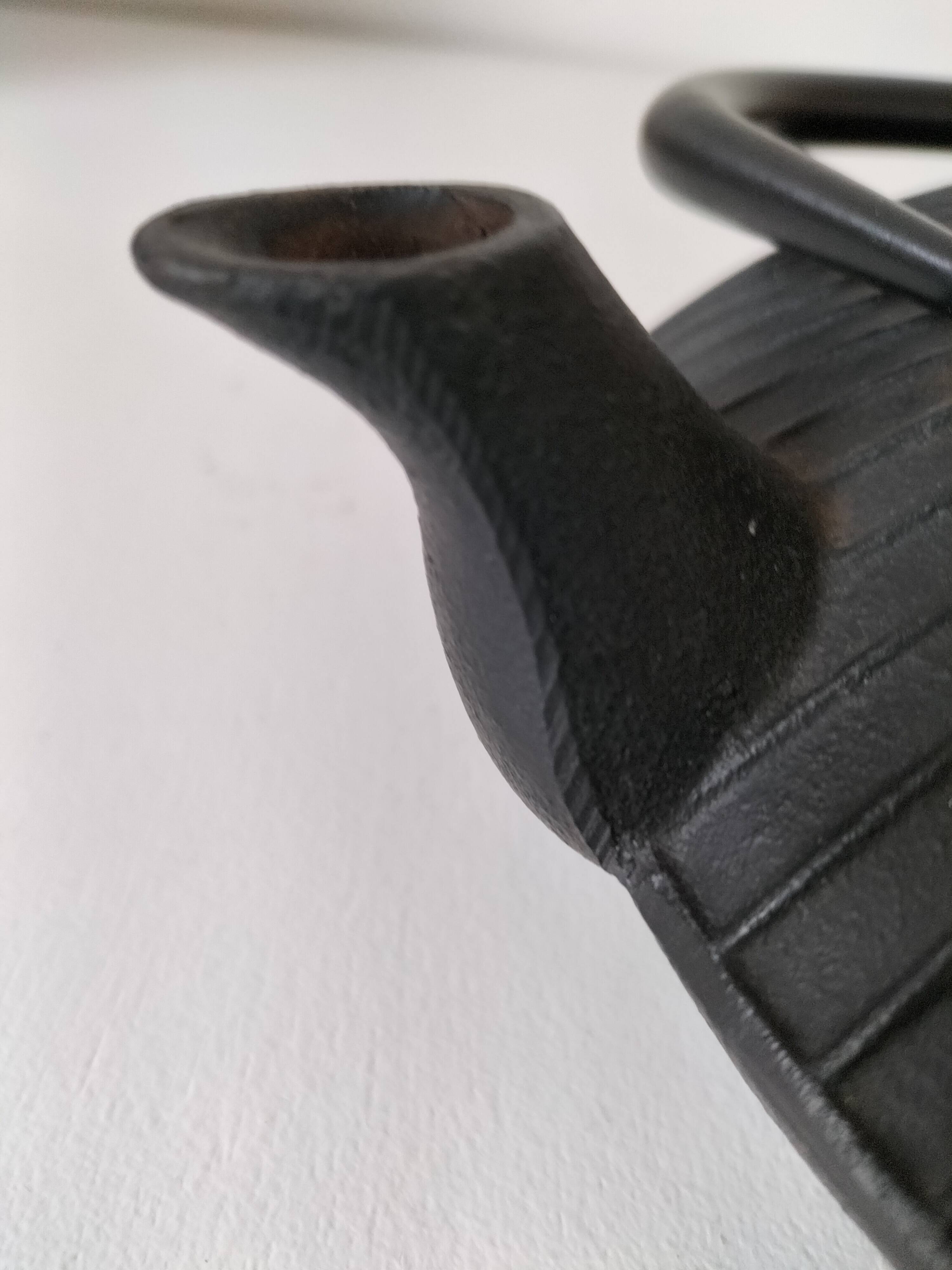Black grooved cast iron teapot – Japanese Zen style