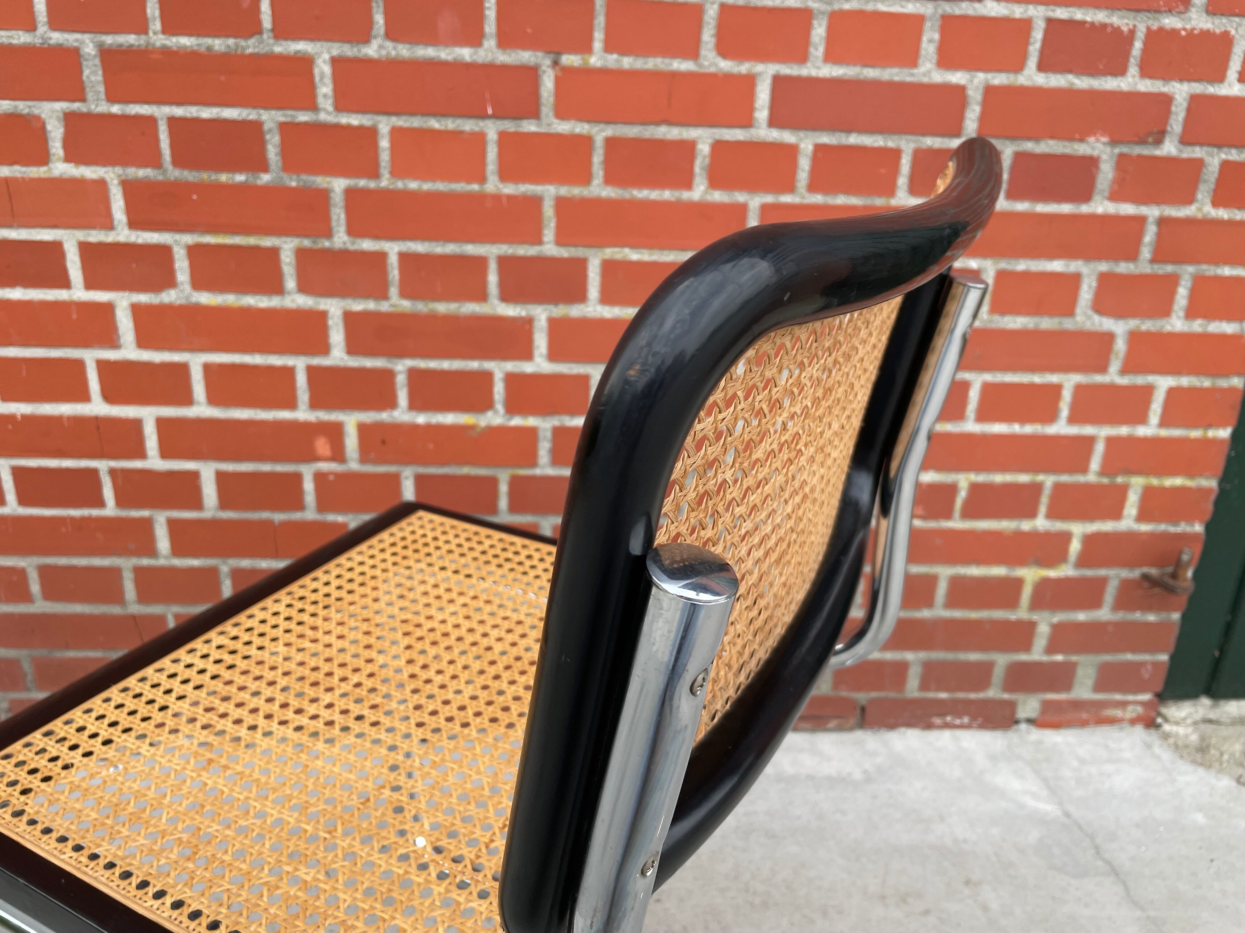 Chaise en chrome et noir