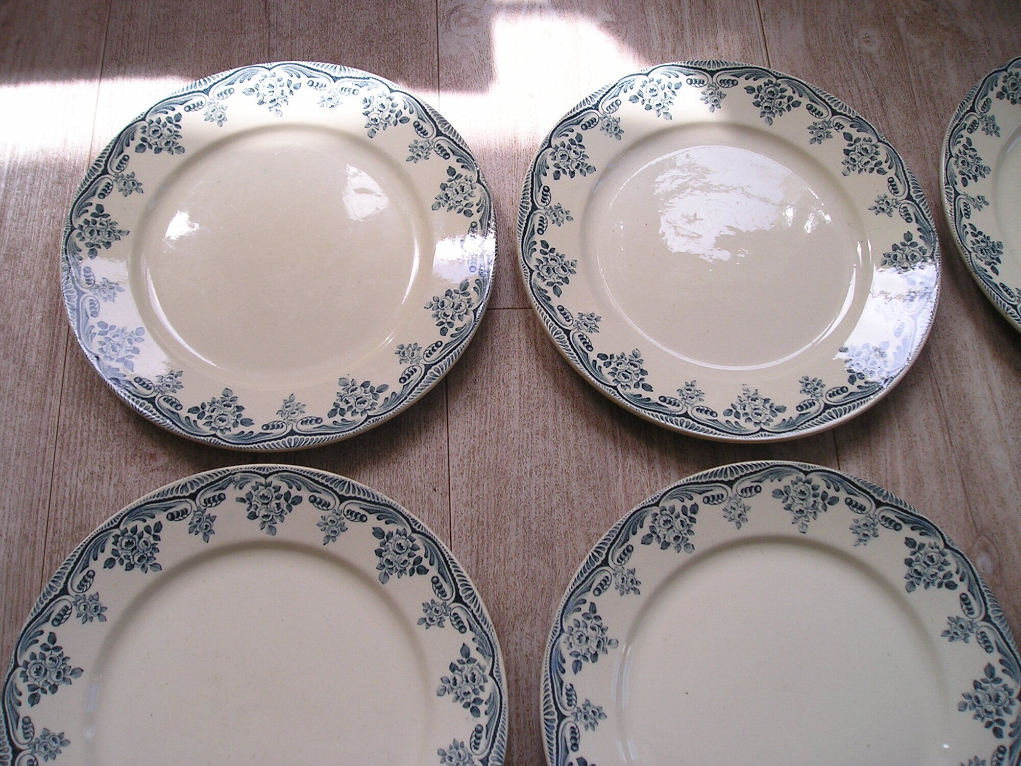 Lot de 12 assiettes plates anciennes en faience