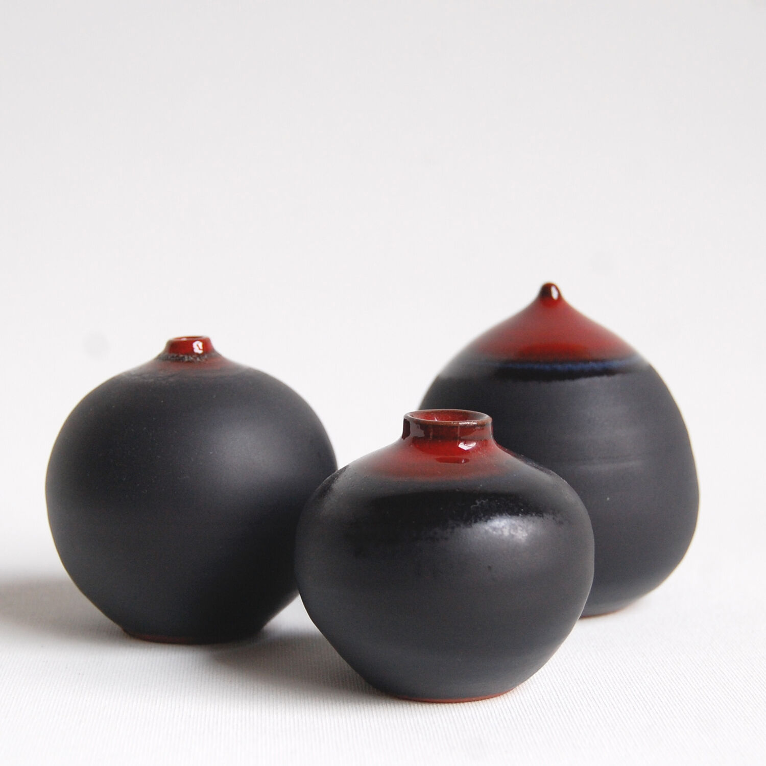 Trio de céramiques noires et rouge par Antonio Lampecco