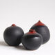 Trio de céramiques noires et rouge par Antonio Lampecco