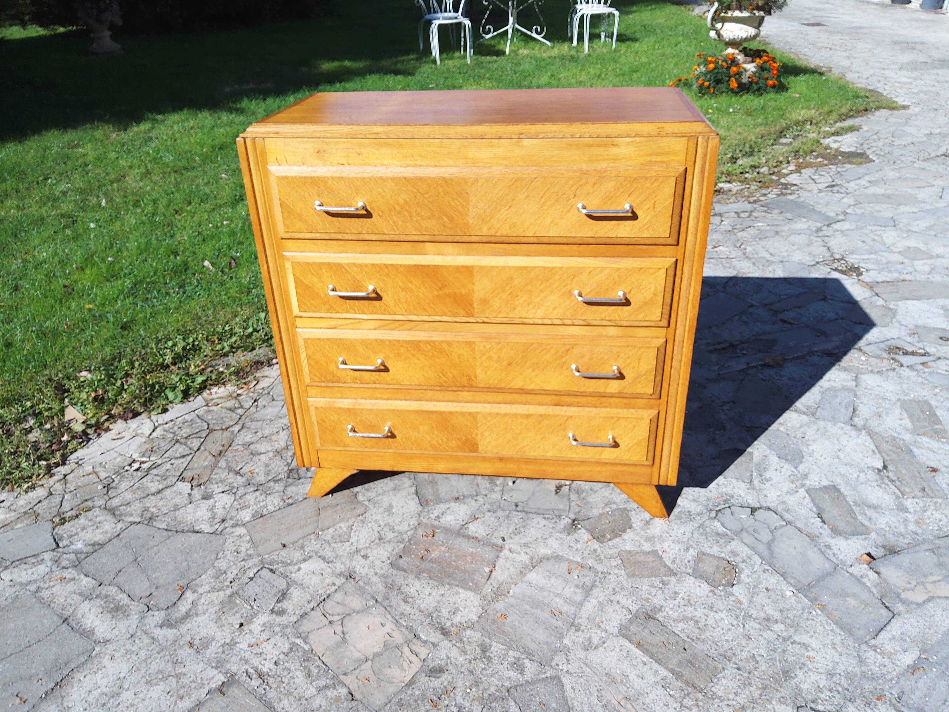 Compass-legged chest of drawers