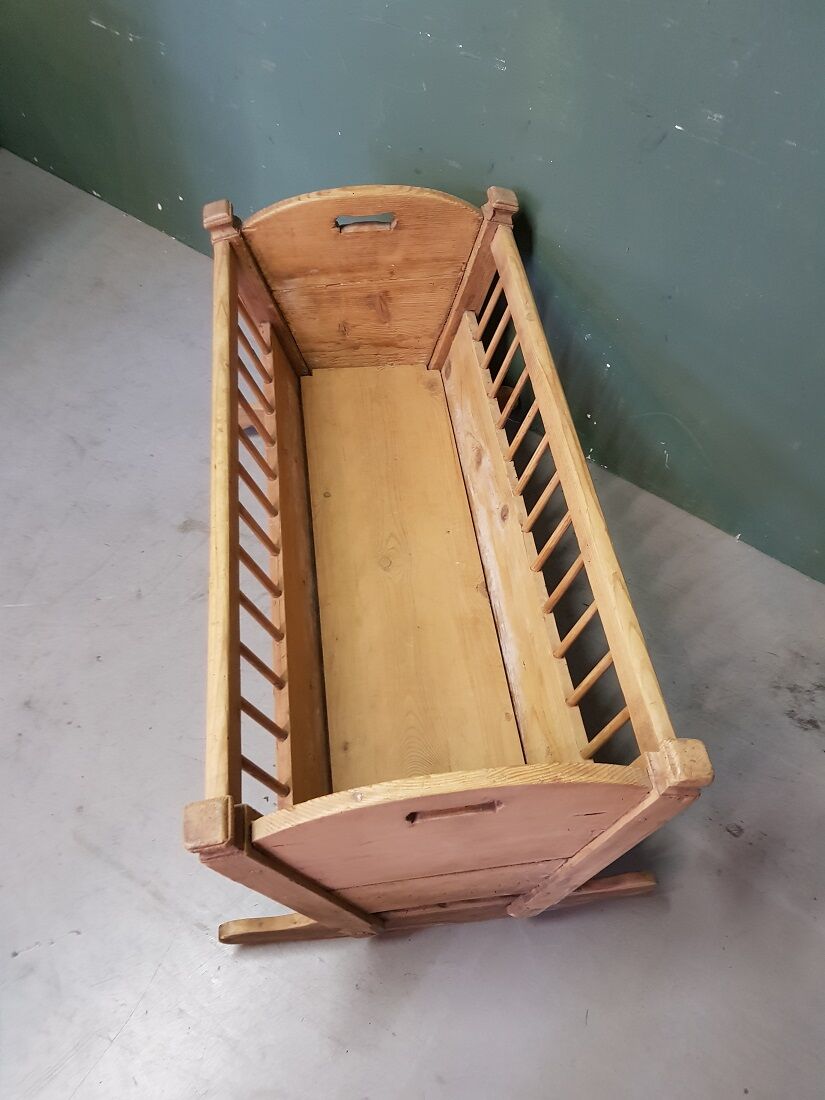 Late 19th century dutch pine wood rocking cradle