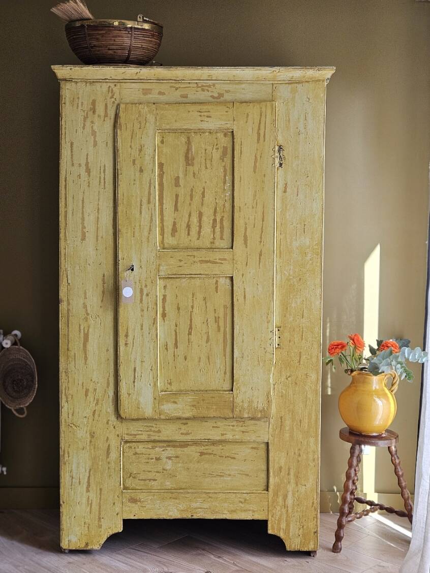 19th-century bonnetière wardrobe | Claudia