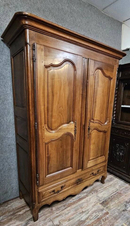 Armoire époque Louis XV en noyer massif époque XVIIIeme