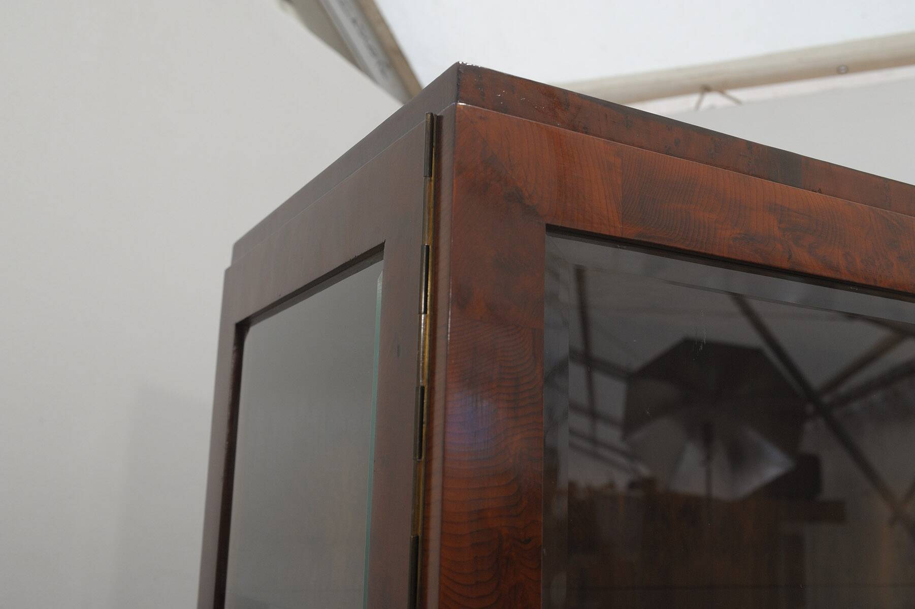 Vitrine fonctionnaliste art deco, années 1930, tchécoslovaquie