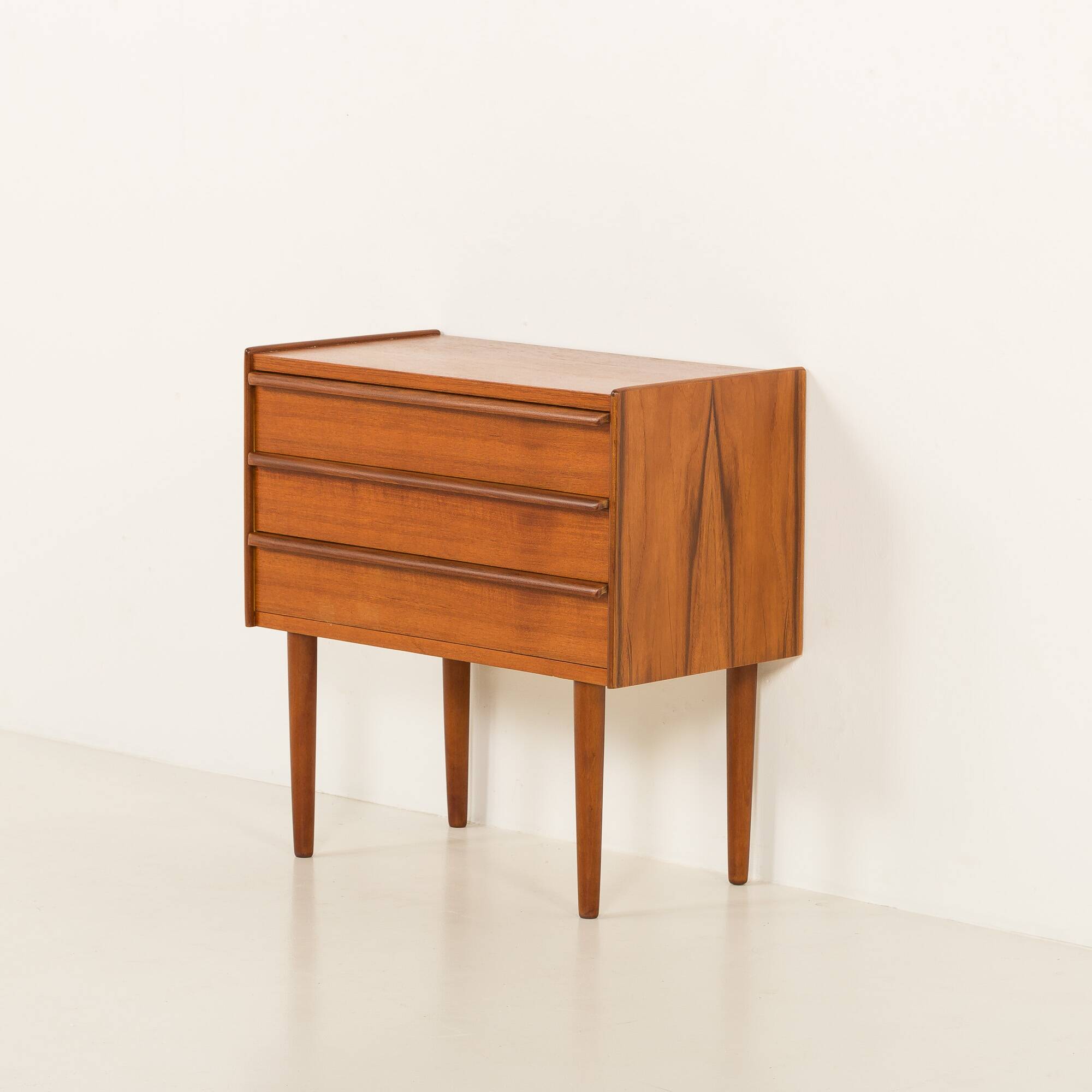 Small Danish chest of drawers in teak, 1960s