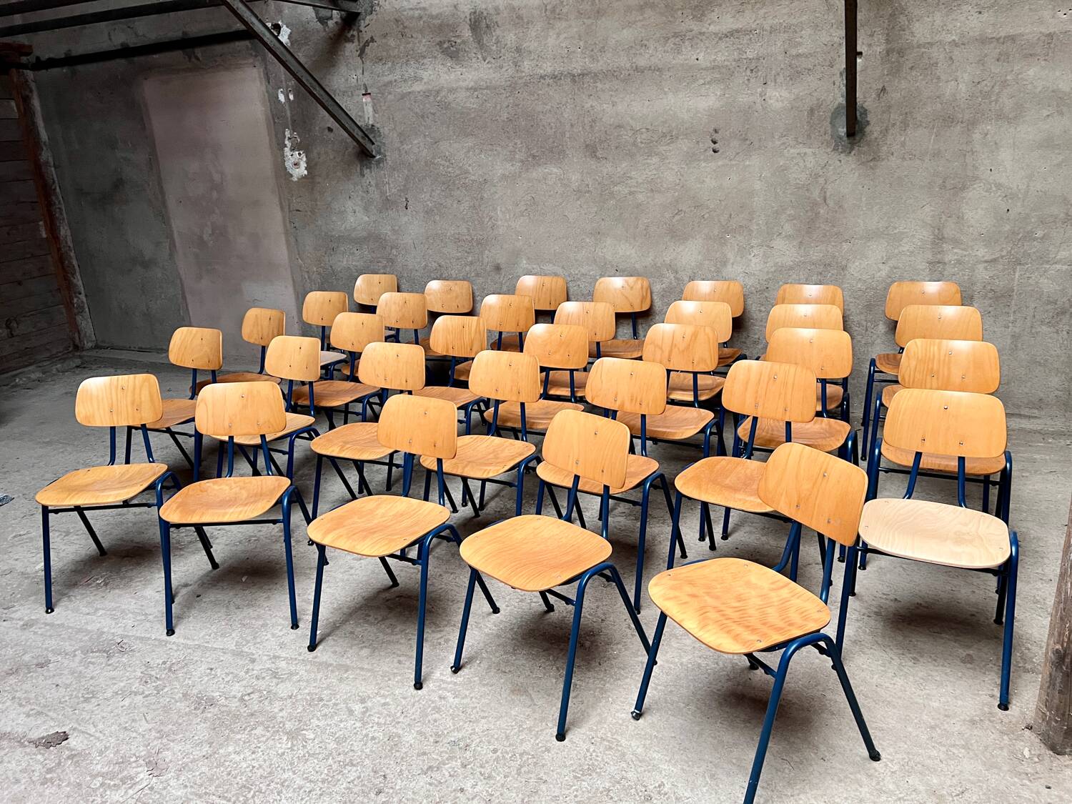 Stackable school chair 32