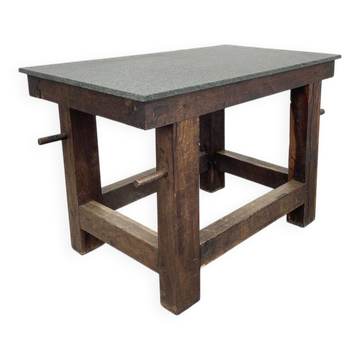 Old work island from 1930 in oak and granite.