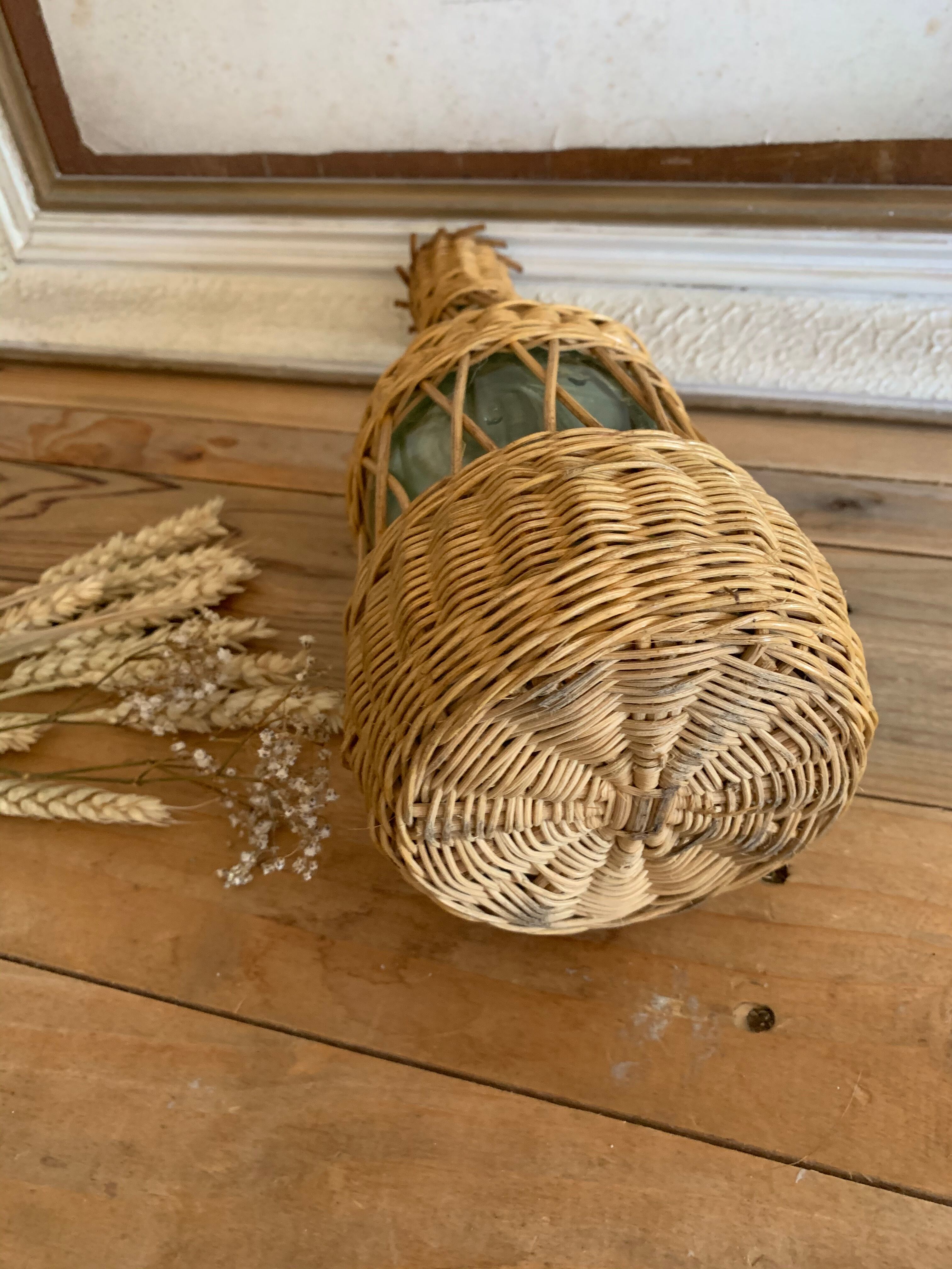 Bouteille vintage en osier