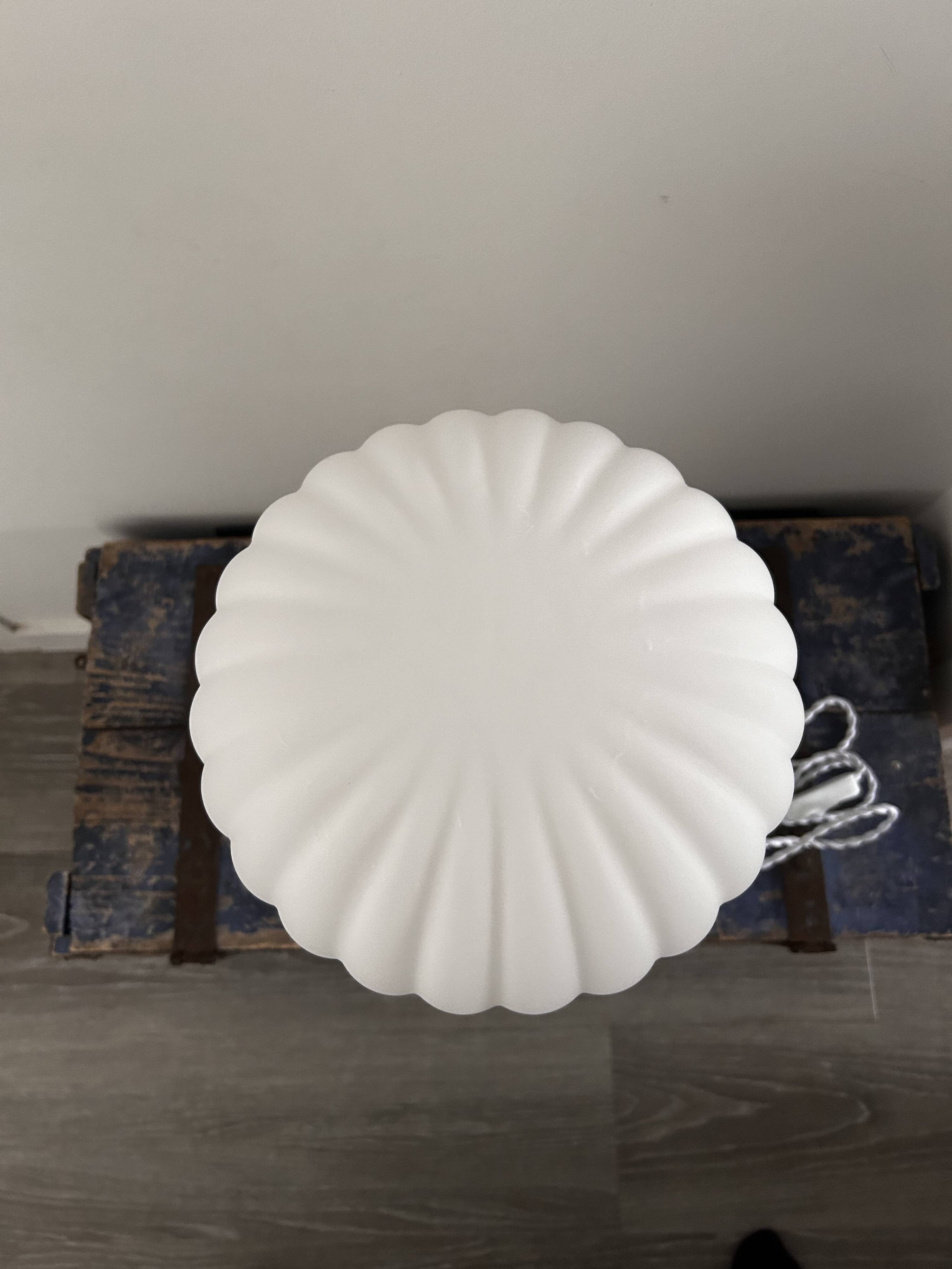 Geometric table lamp with pleated opaline shade