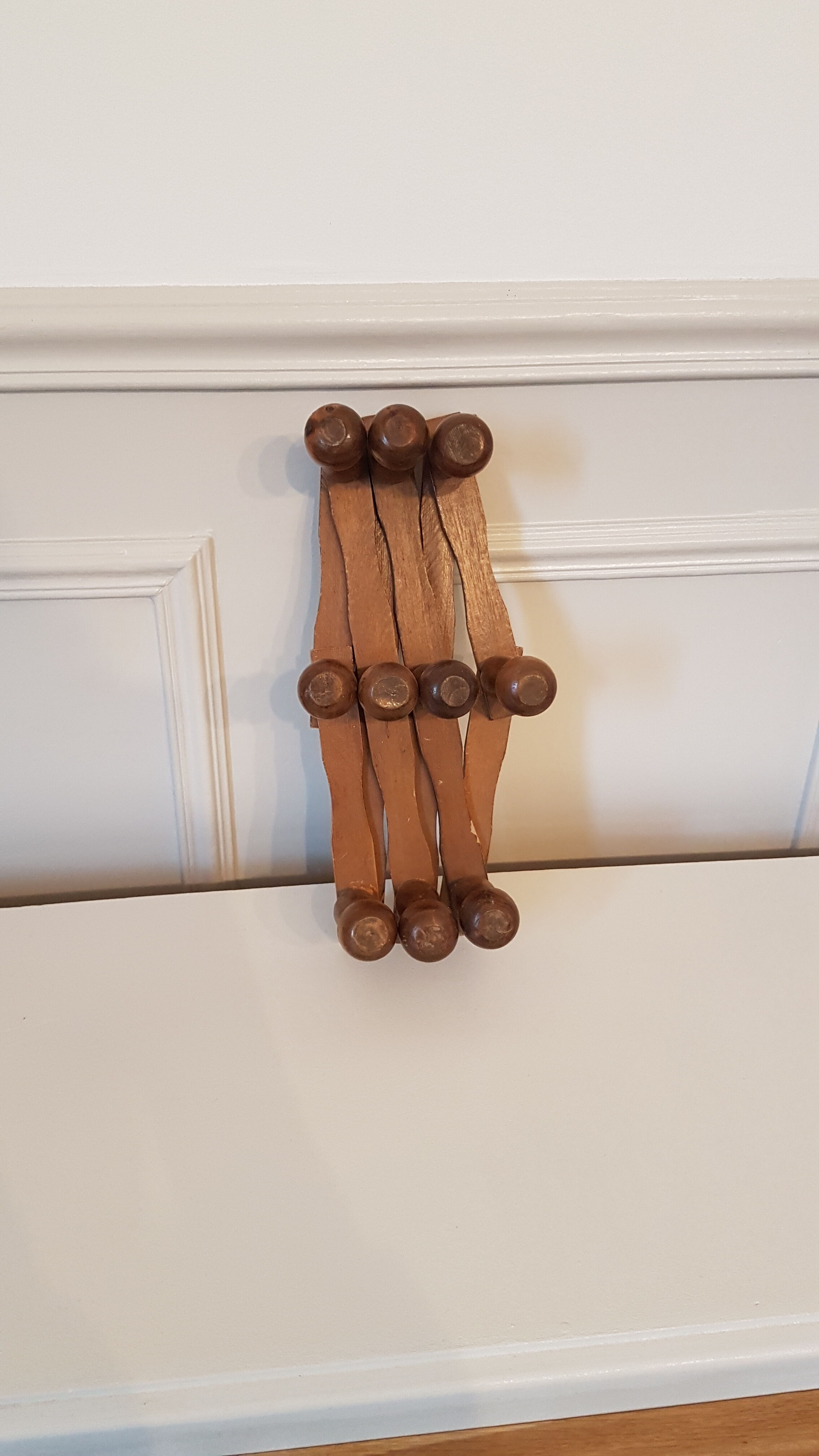 Extendable wooden hook