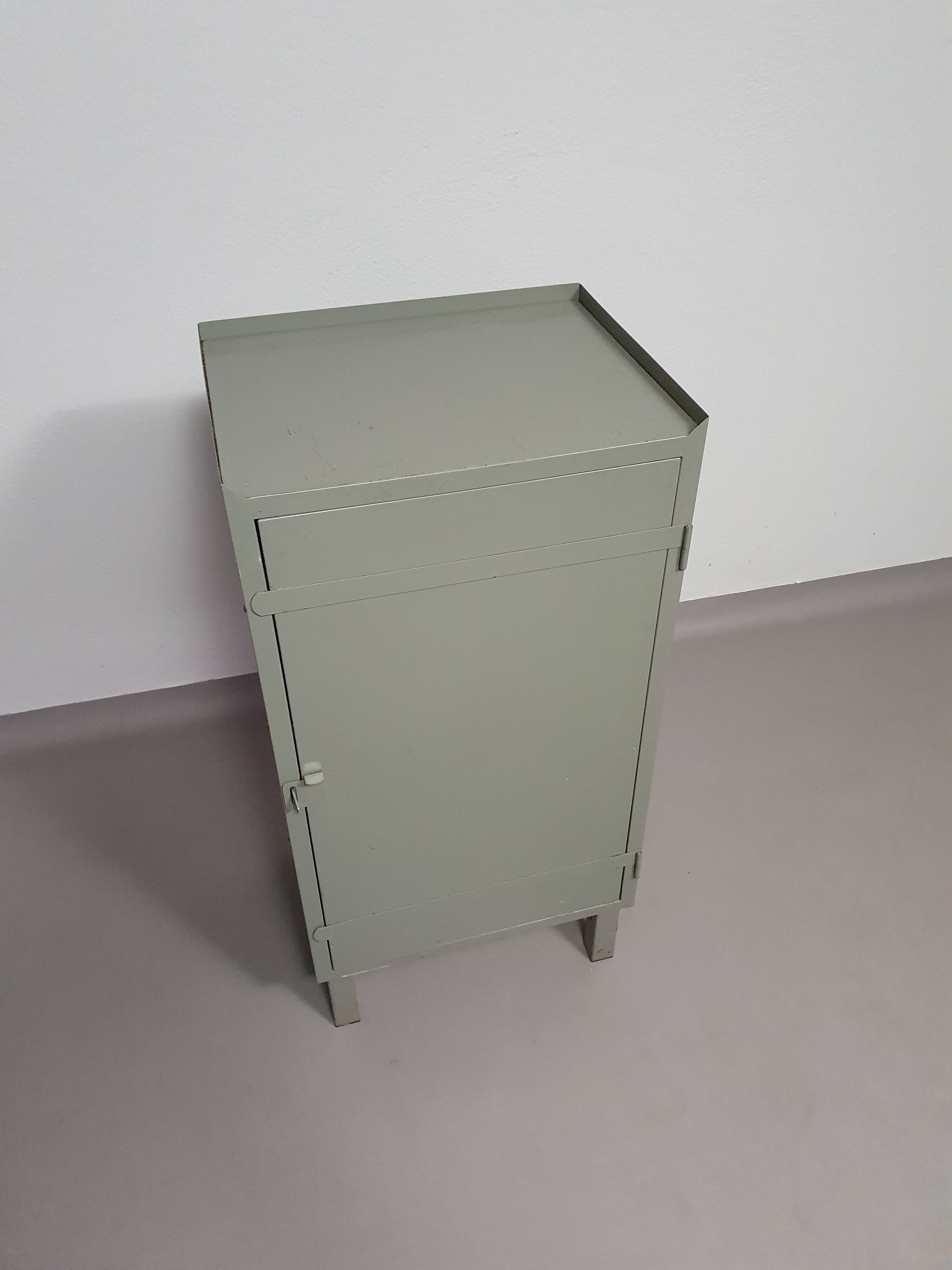 Casier en métal gris. Petit buffet industriel.