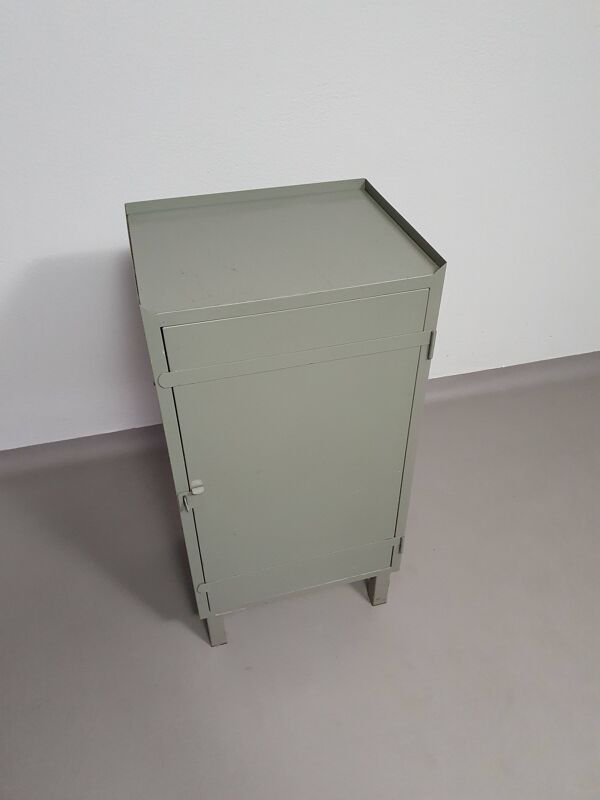 Casier en métal gris. Petit buffet industriel.