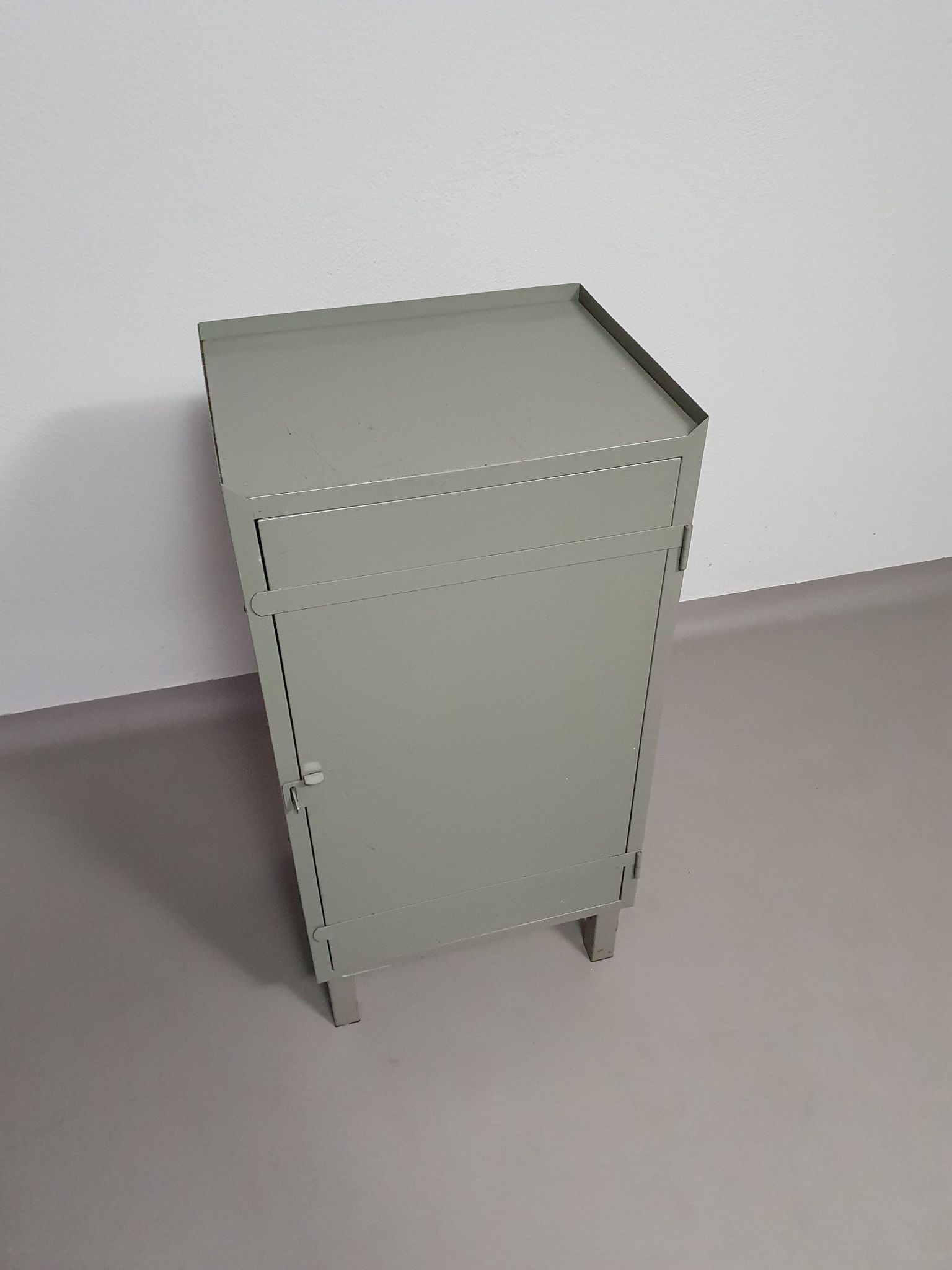 Casier en métal gris. Petit buffet industriel.