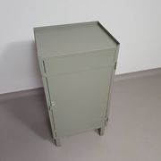 Casier en métal gris. Petit buffet industriel.