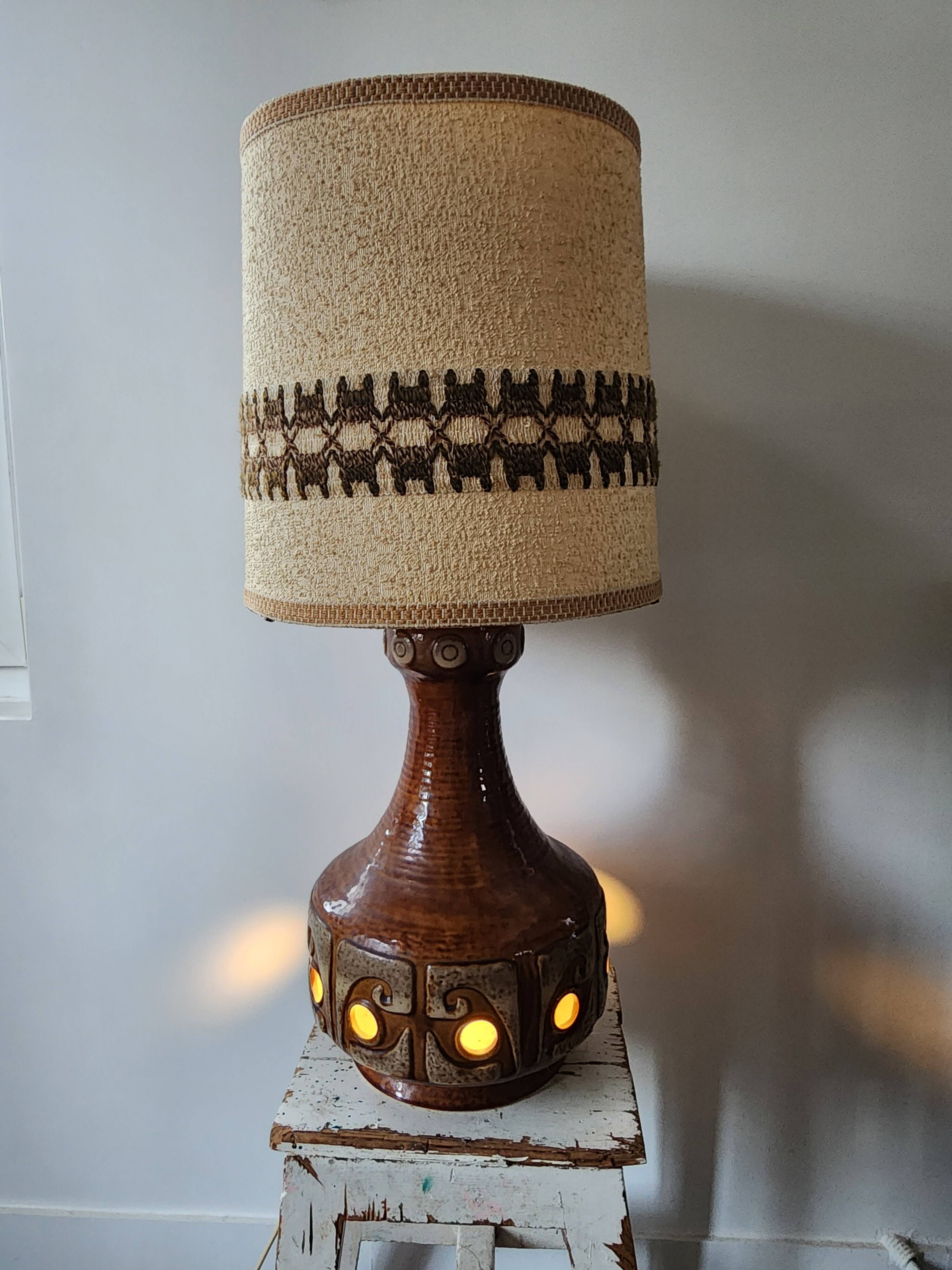 Vintage ceramic lamp with double lighting.