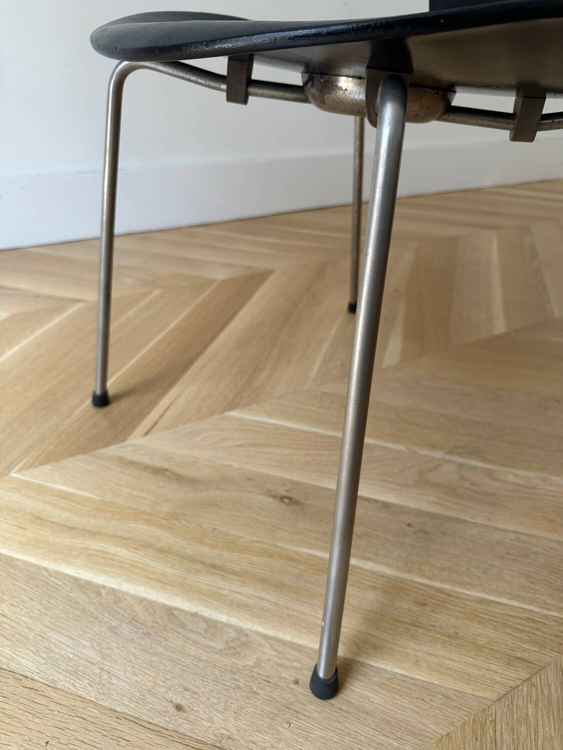 3 Arne Jacobsen Series 7 chairs