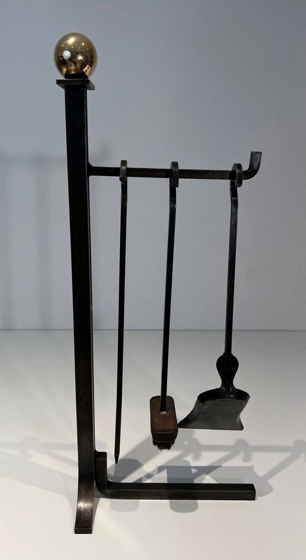 Nécessaire de Feu Moderniste en Acier et Laiton à Outils Suspendus, dans le