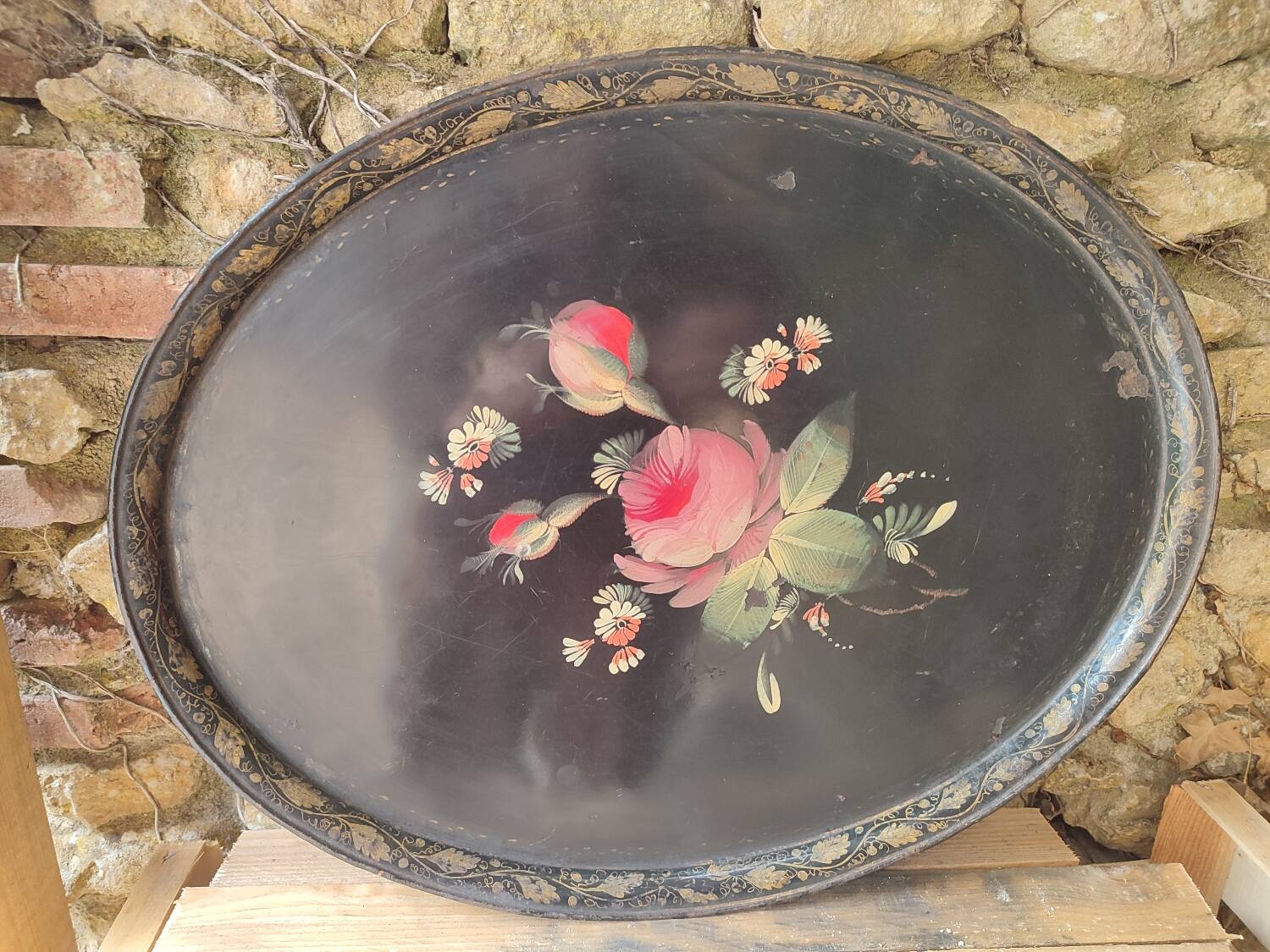 Hand-painted tray in enamelled sheet metal with a bouquet of Napoleon flowers