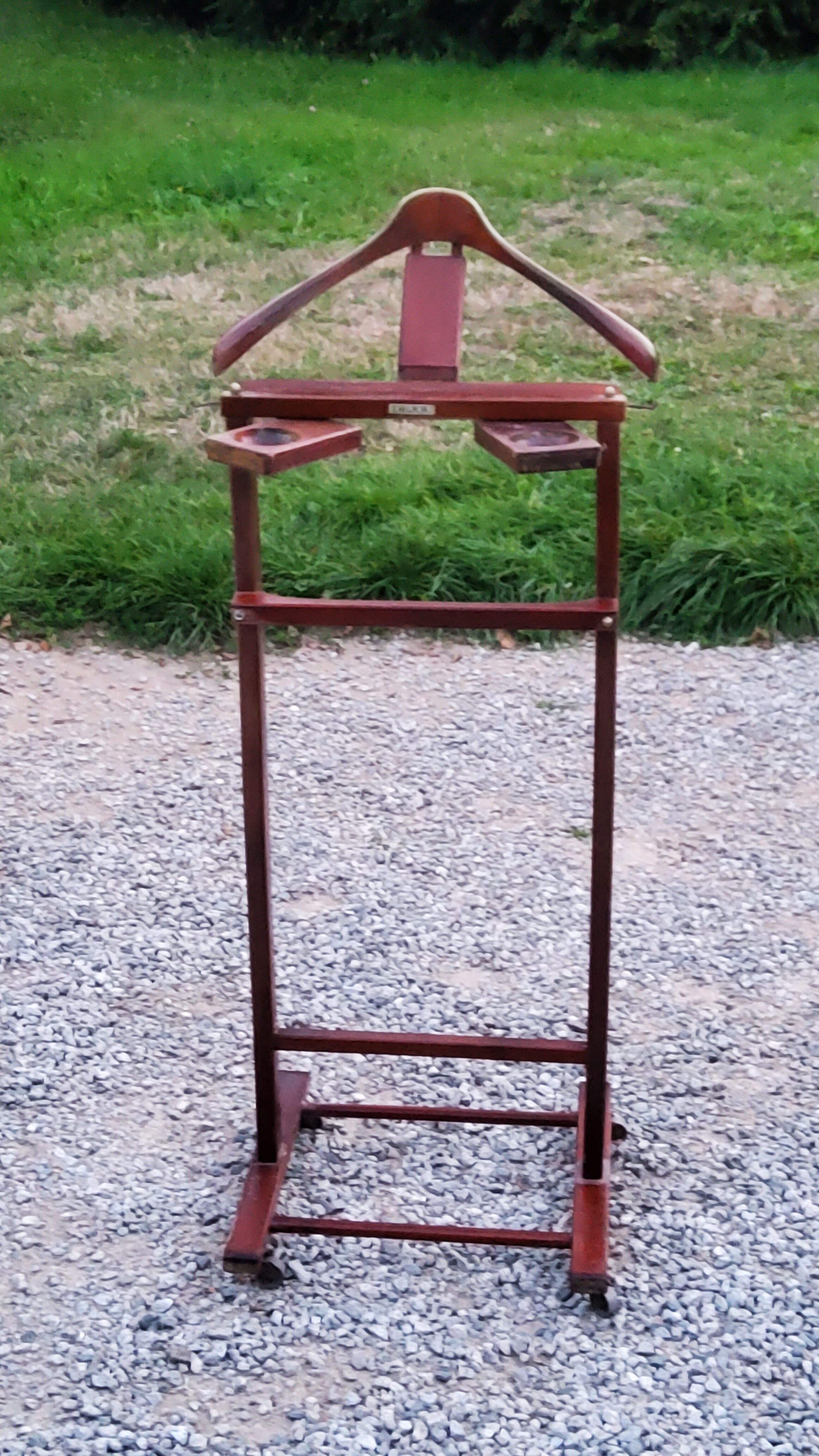 Mahogany stained wood valet Dejou editor