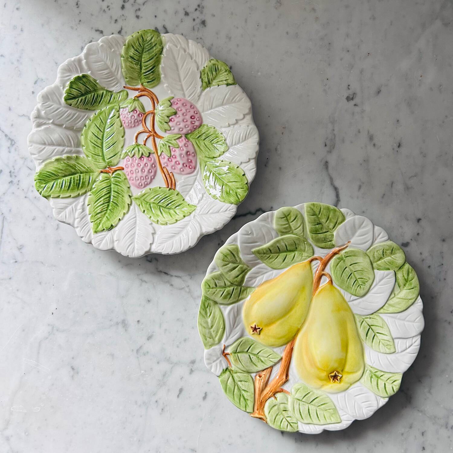 Paire d’assiettes en barbotine made in Italy