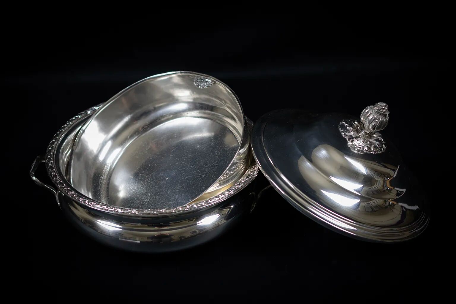 Silver-plated vegetable dish with matching tray – stamped