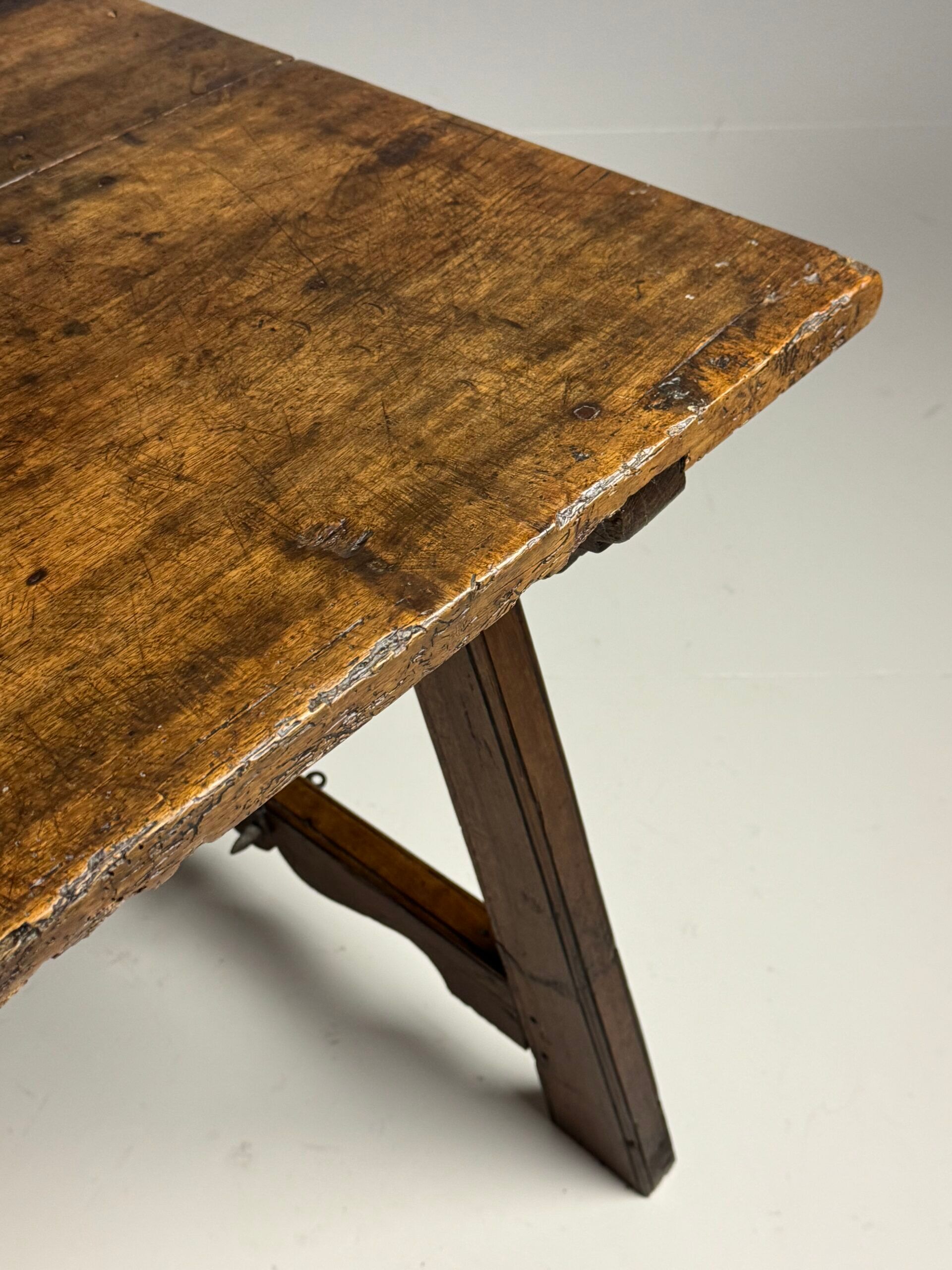 Table espagnole du XVIIIe siècle