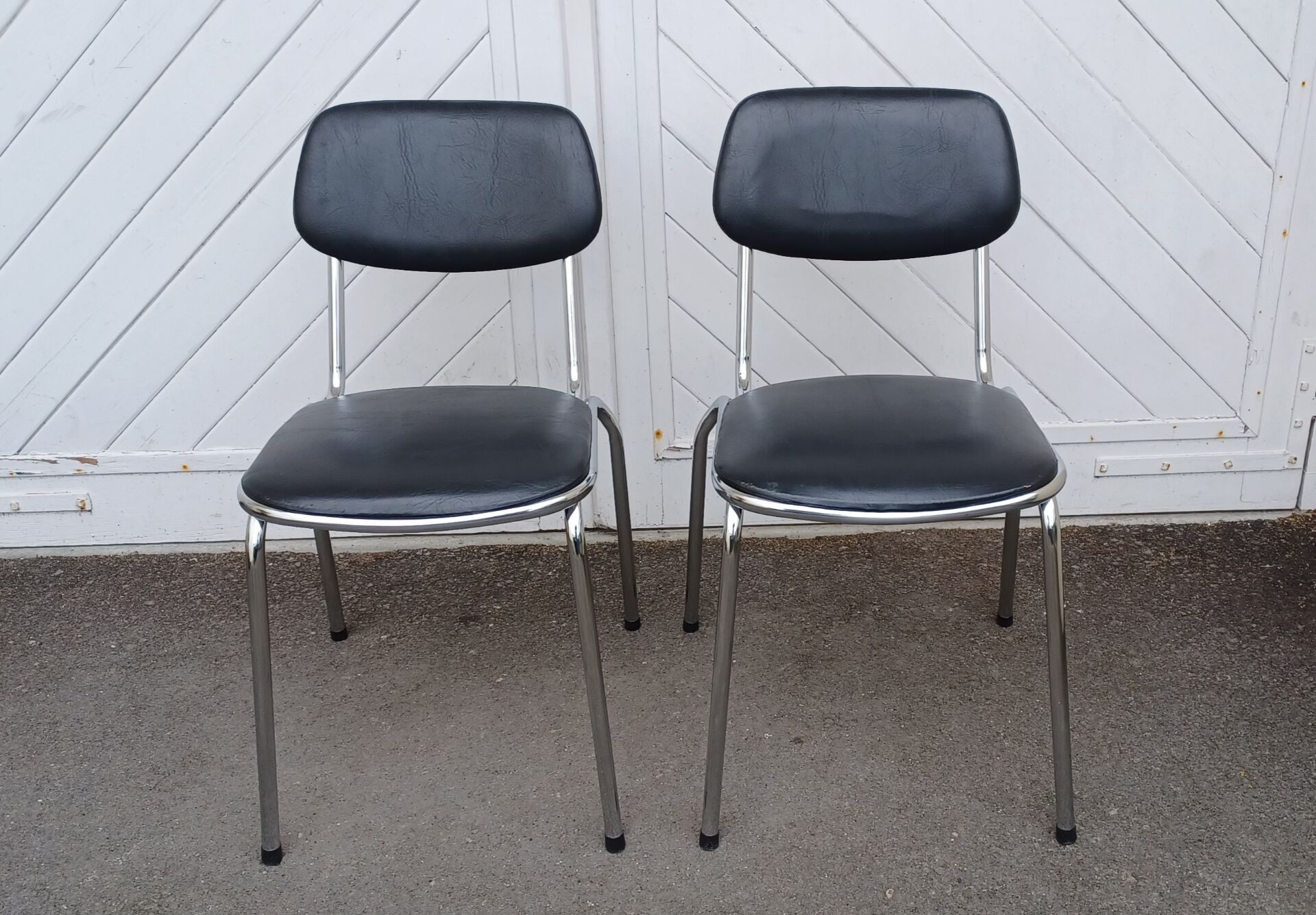 Paire de chaises vintage skaï et chrome