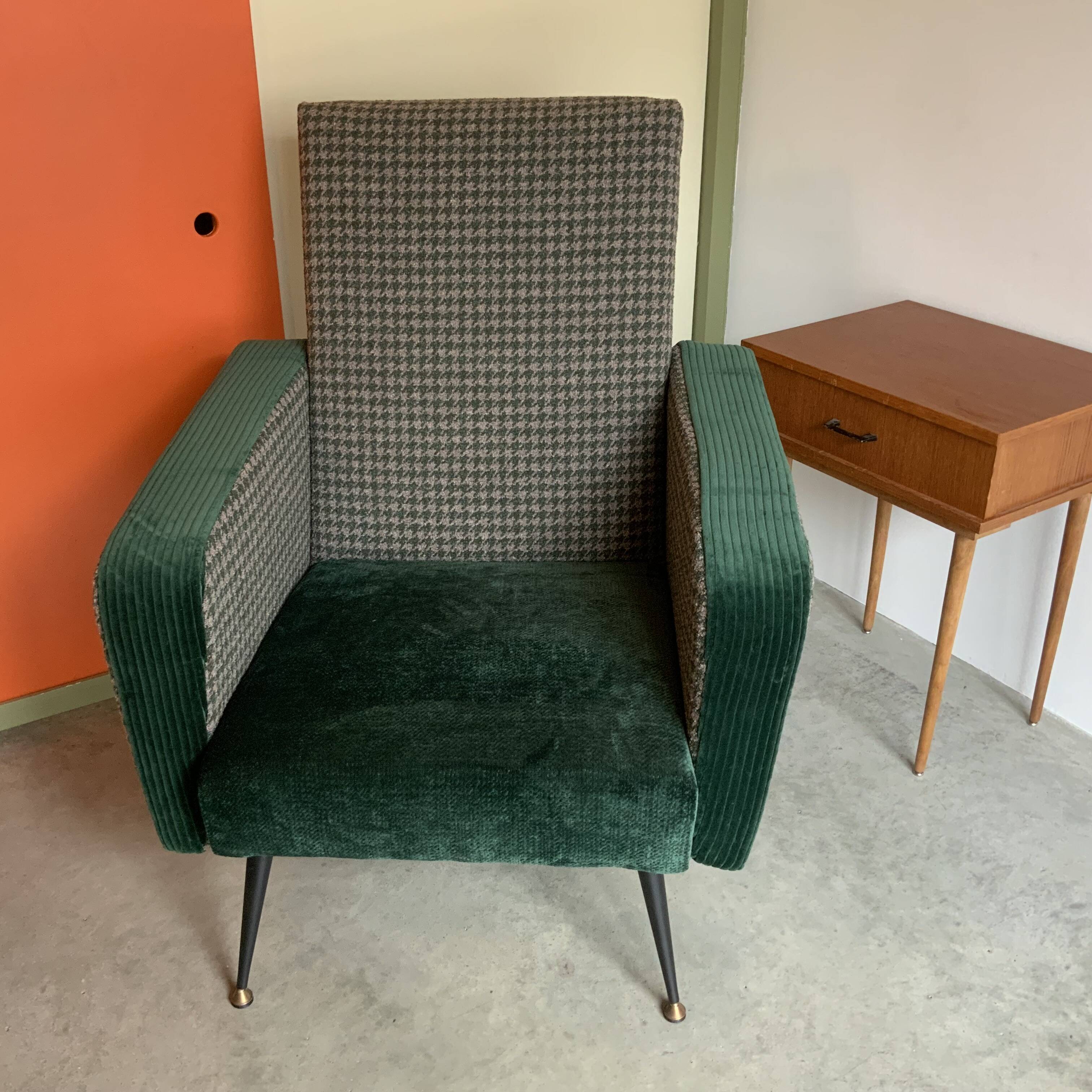Retro armchair from around 1960 in forest green with houndstooth pattern.
