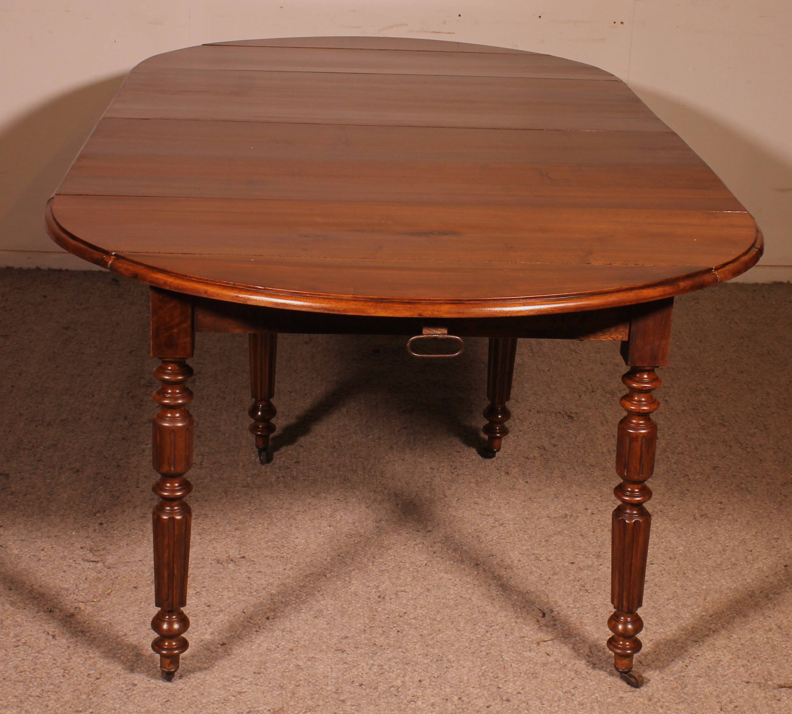 Extensible dining table from the early 19th century in walnut.