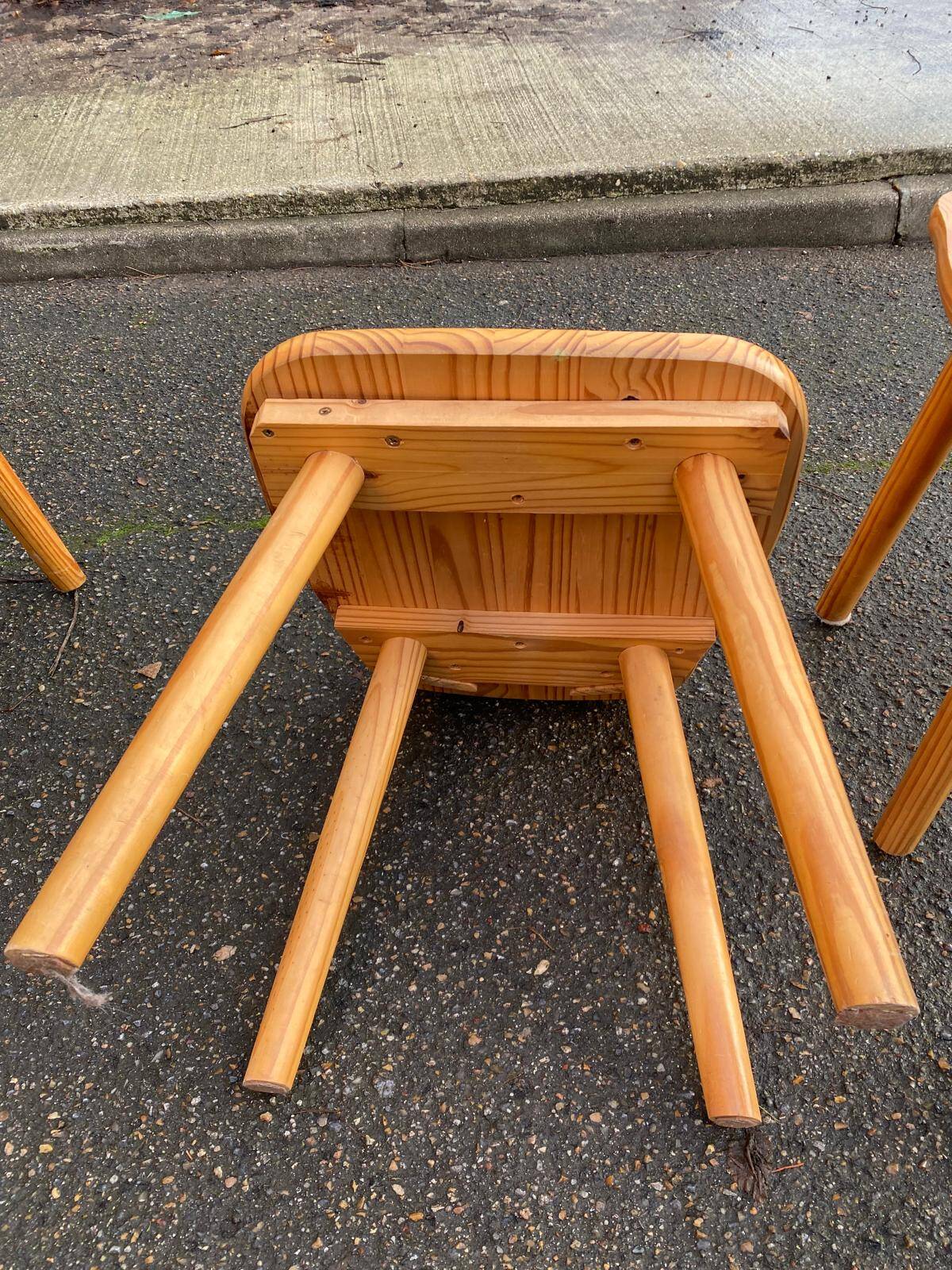 4 rounded Scandinavian dining chairs in solid pine from the 1980s.