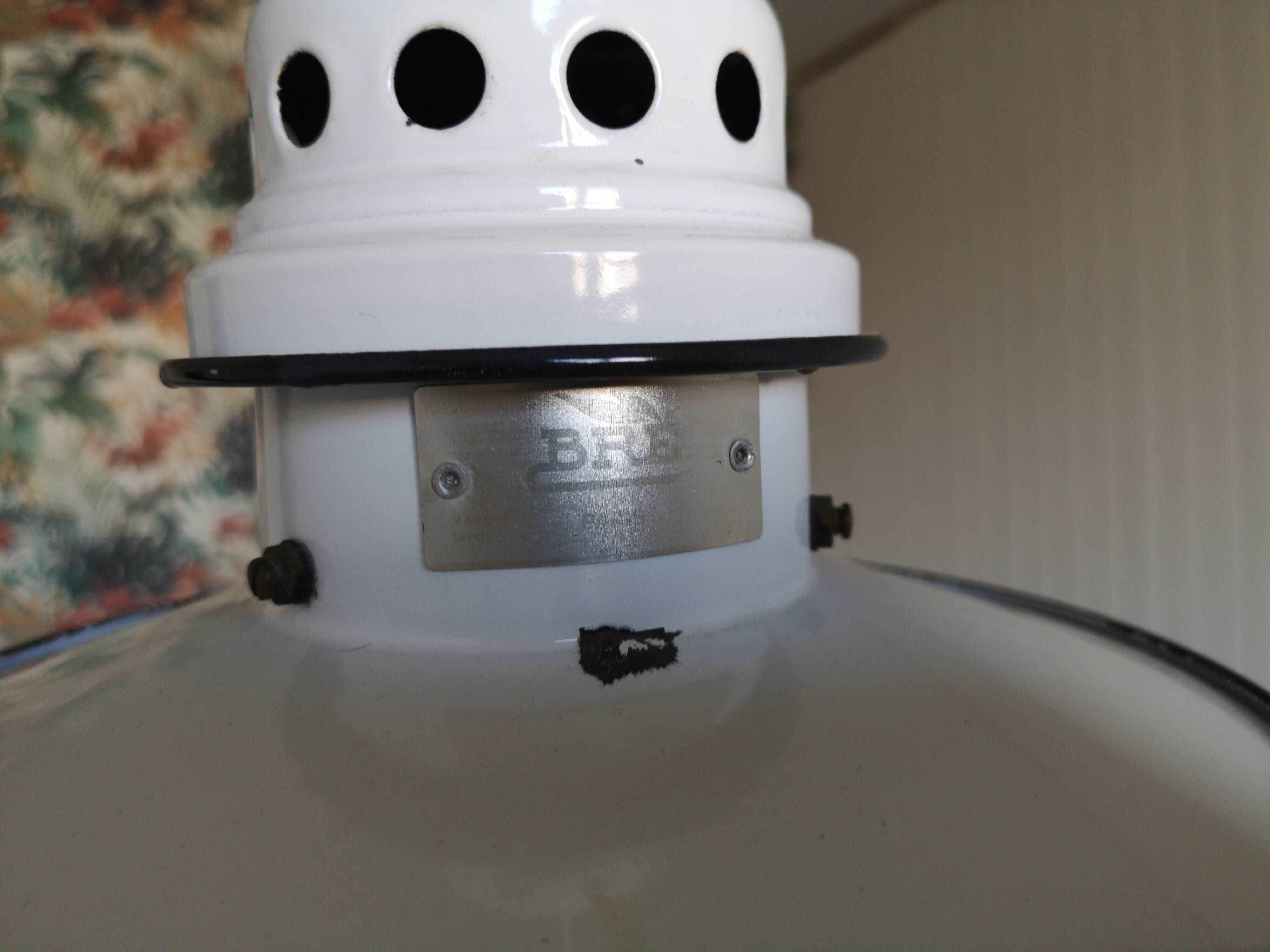 Enamelled metal suspension