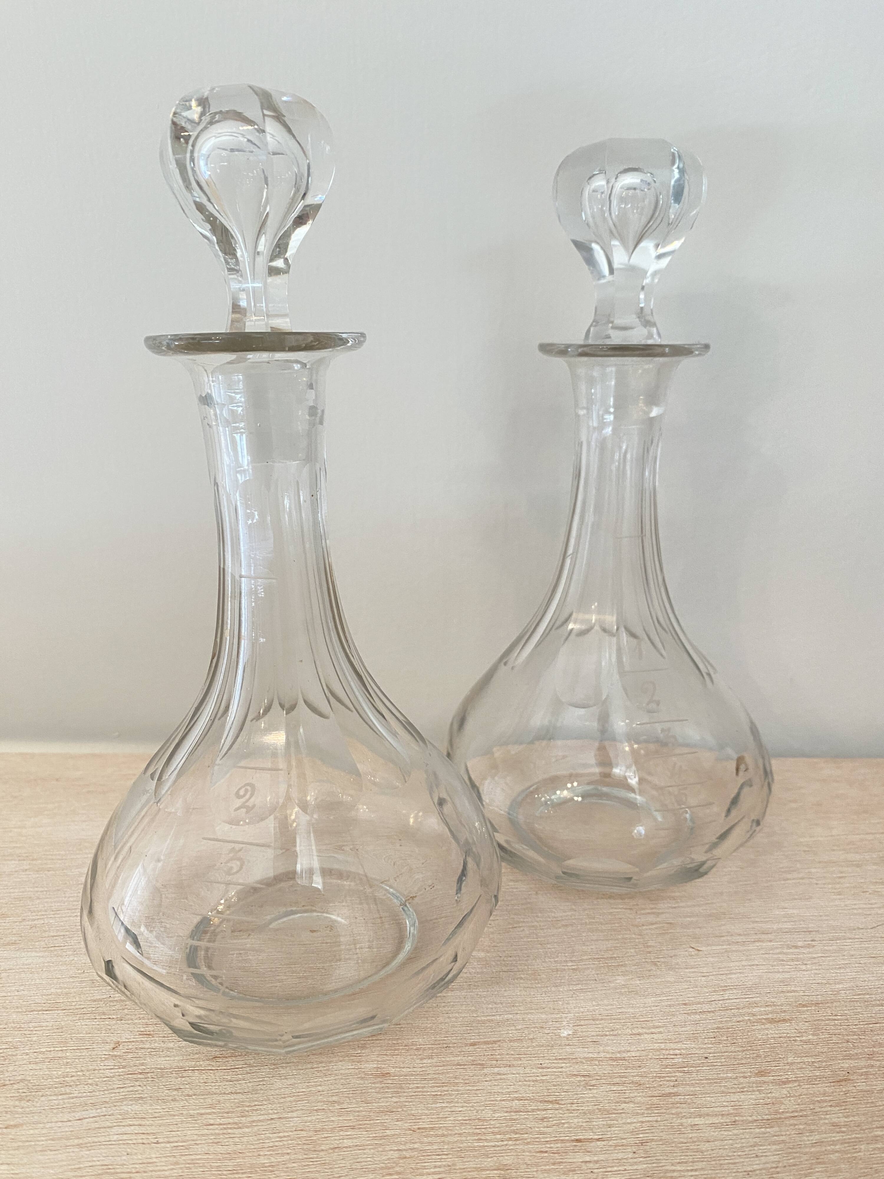 Pair of enamel graduation topettes