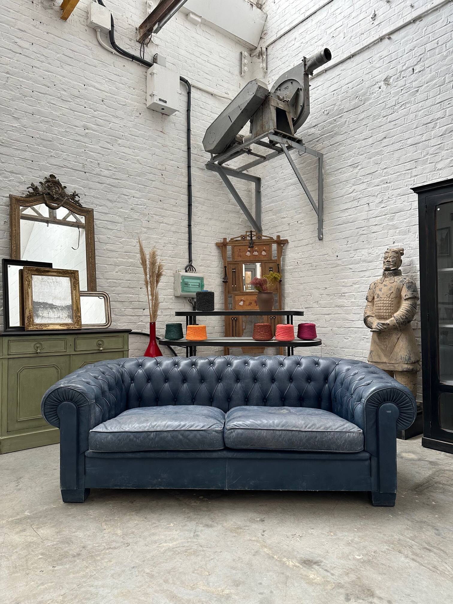 Canapé chesterfield en cuir bleu