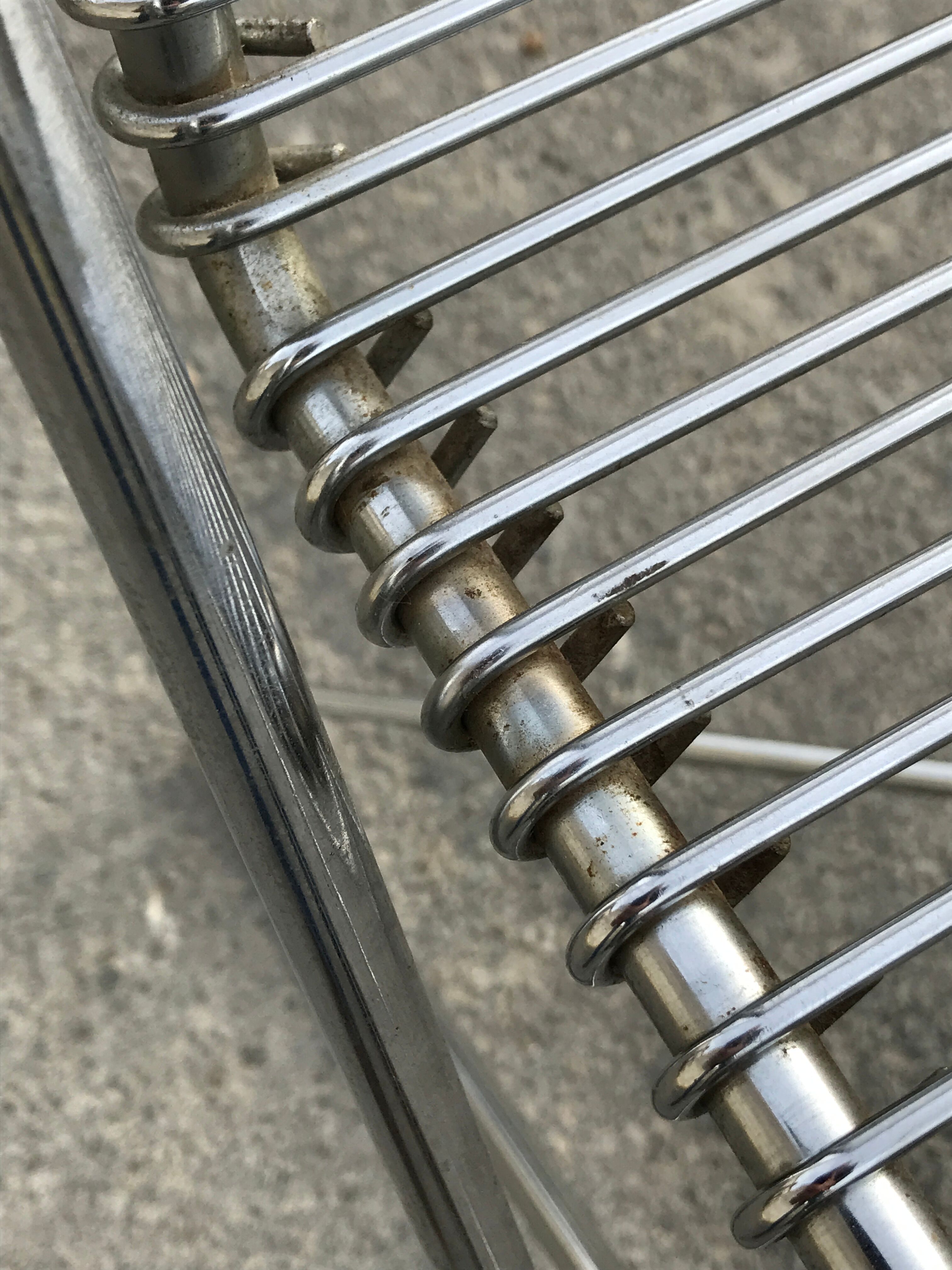 Paire de chaises Wire Till Behrens design annees 80