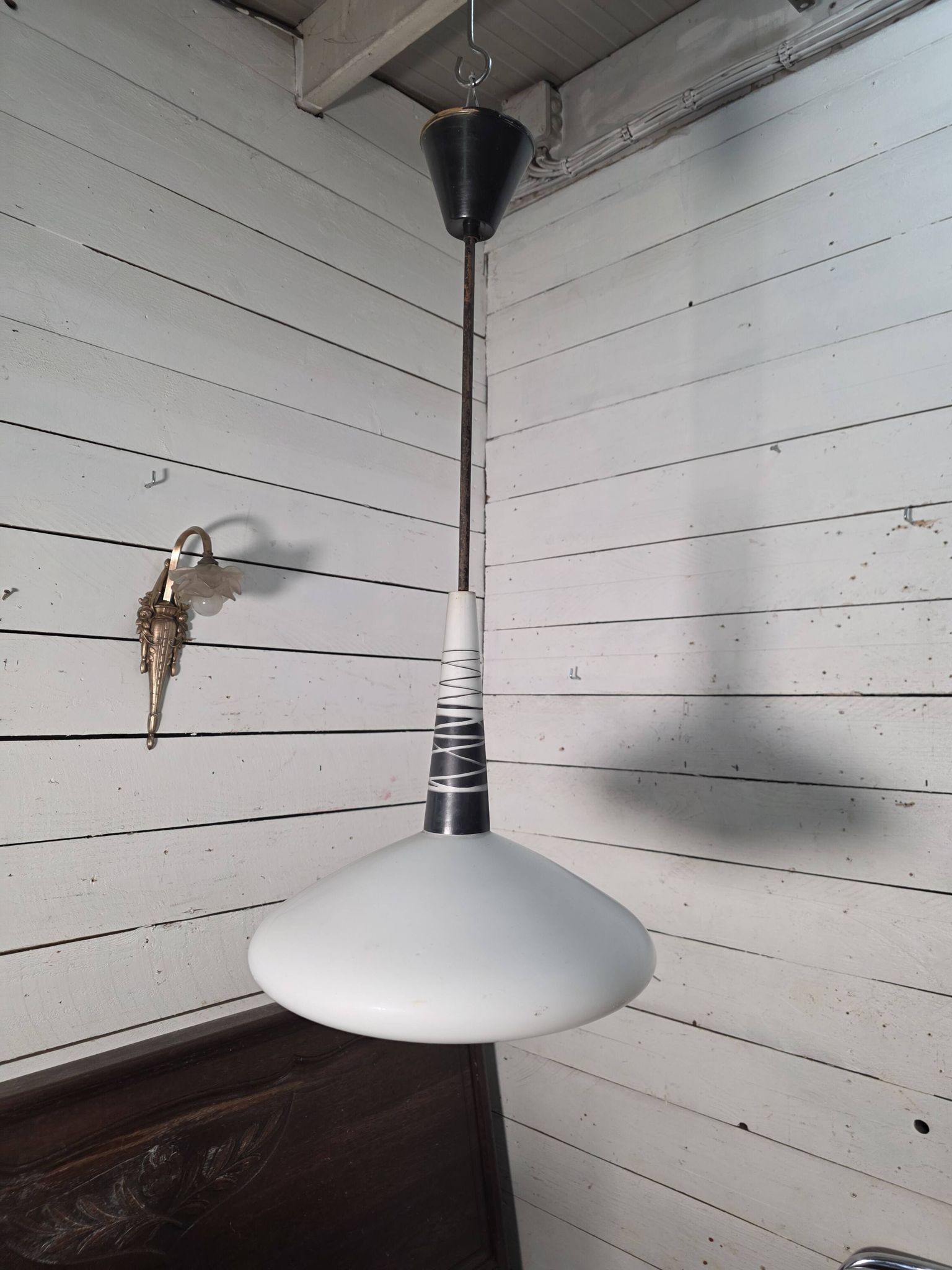 Suspension scandinave en opaline des années 60