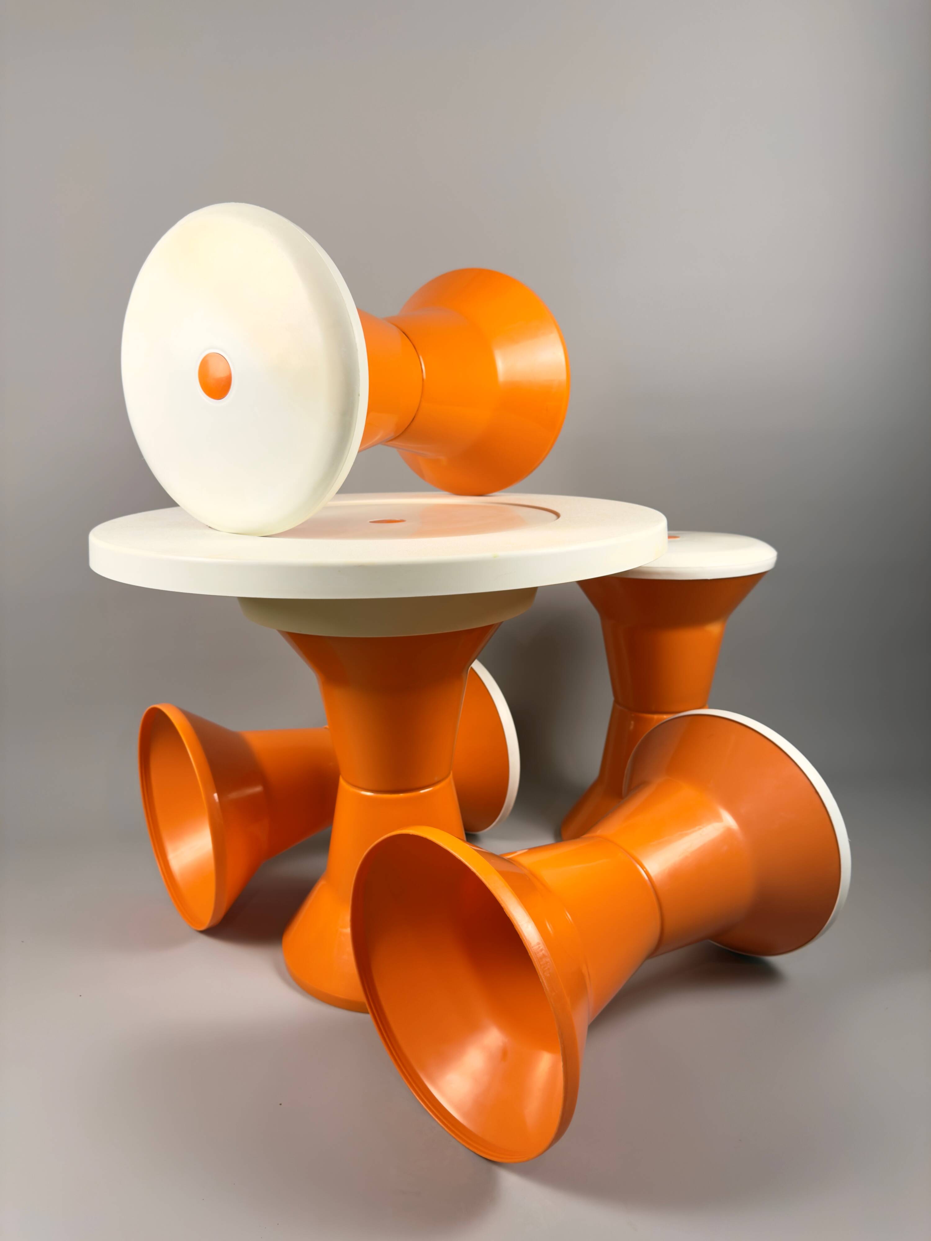 Ensemble tabourets et table Space Age – Plastique orange et blanc, style italien vintage