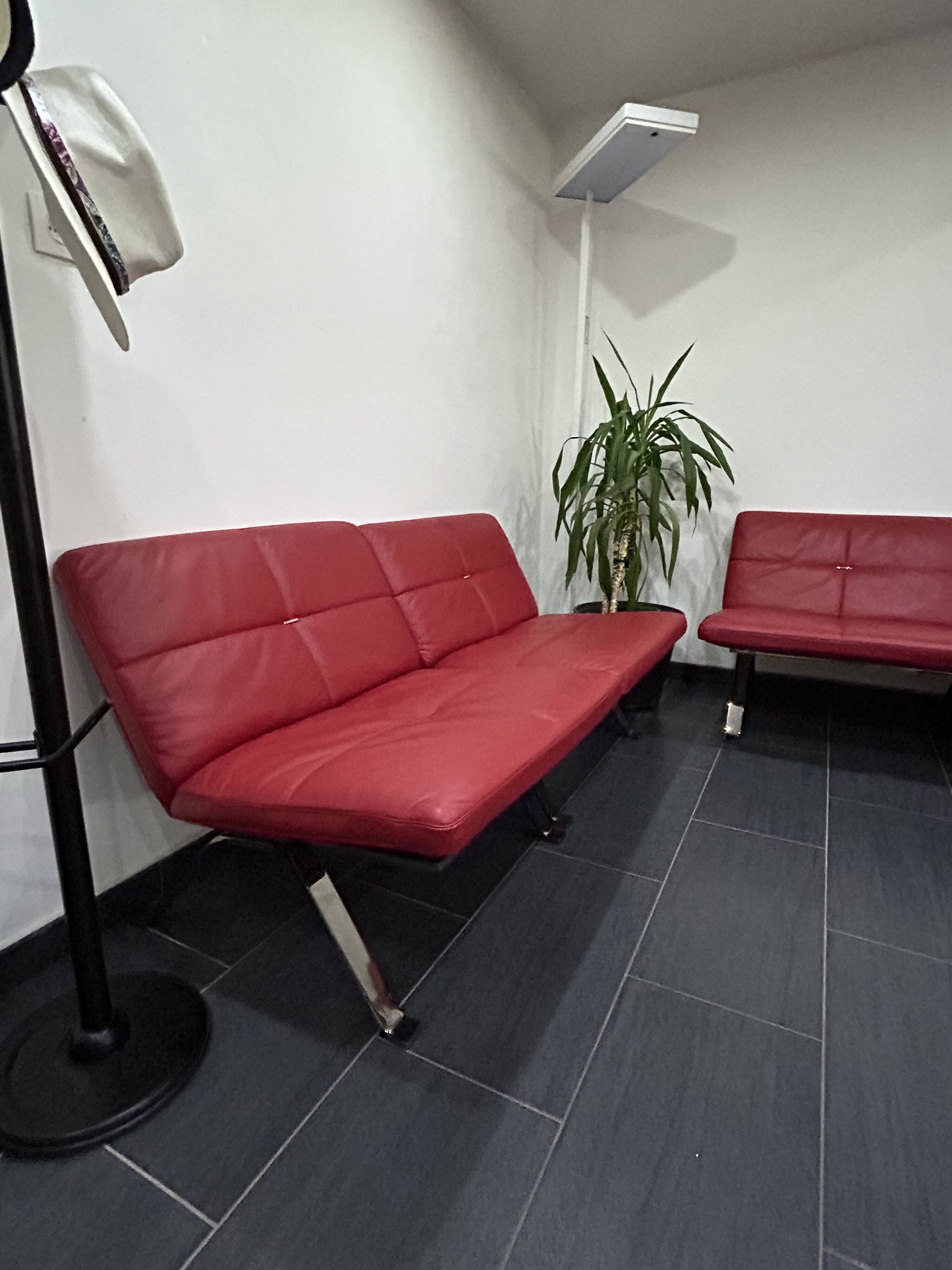 Ensemble de 5 Chauffeuses Modulables Poltrona Frau en Cuir Rouge