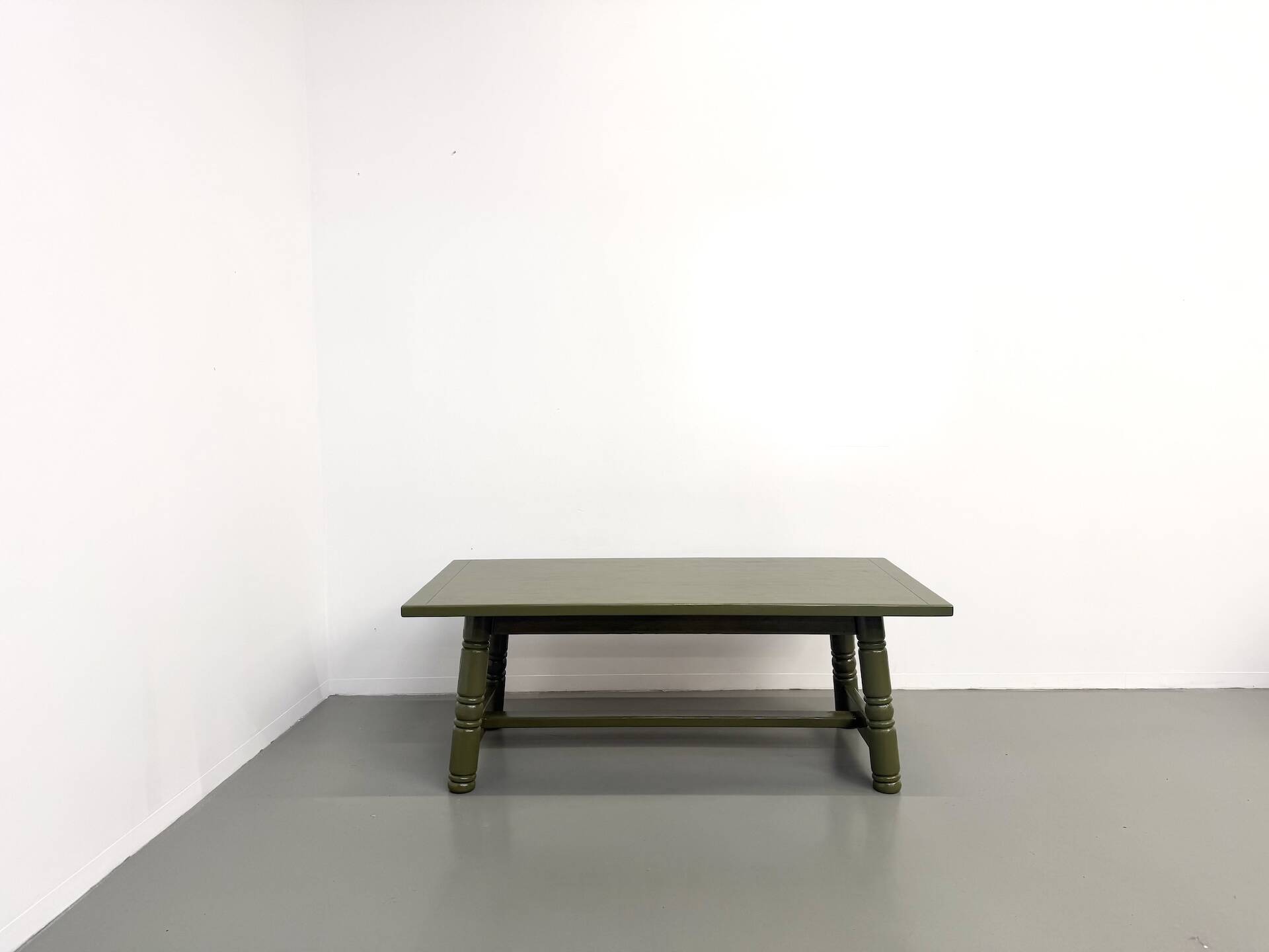Glossy olive green lacquered dining table — DLG Georges Robert, Circa 1970